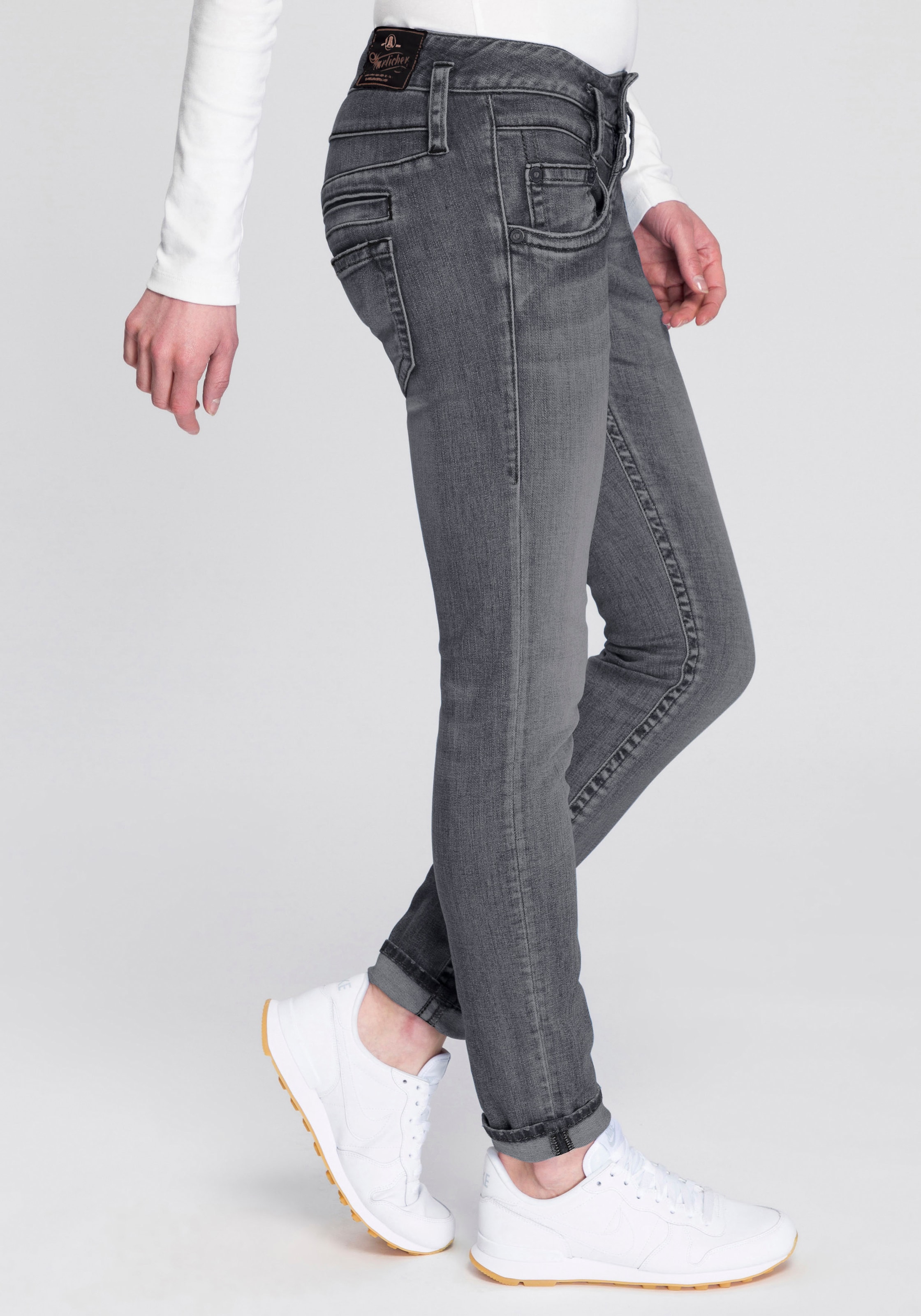 Herrlicher Slim-fit-Jeans »PITCH SLIM DENIM BLACK CASHMERE TOUCH«, mit  Badge bei ♕