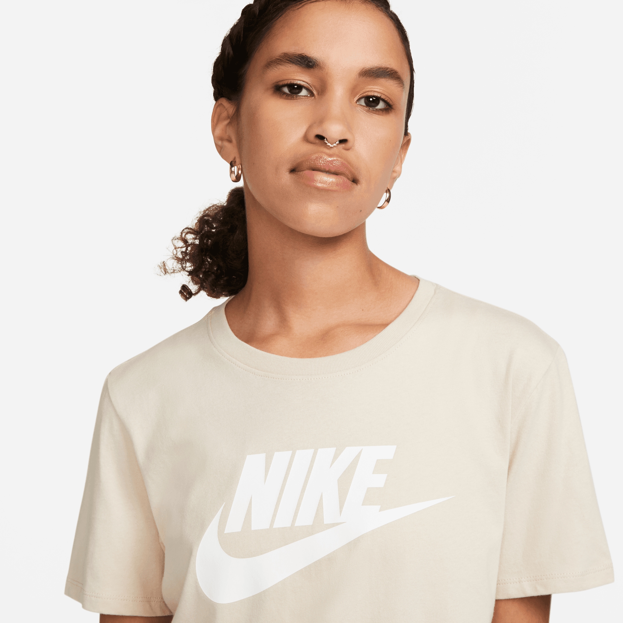 Nike Sportswear T-Shirt »ESSENTIALS WOMEN'S LOGO T-SHIRT«, Basic Damen T-Shirt mit Logo