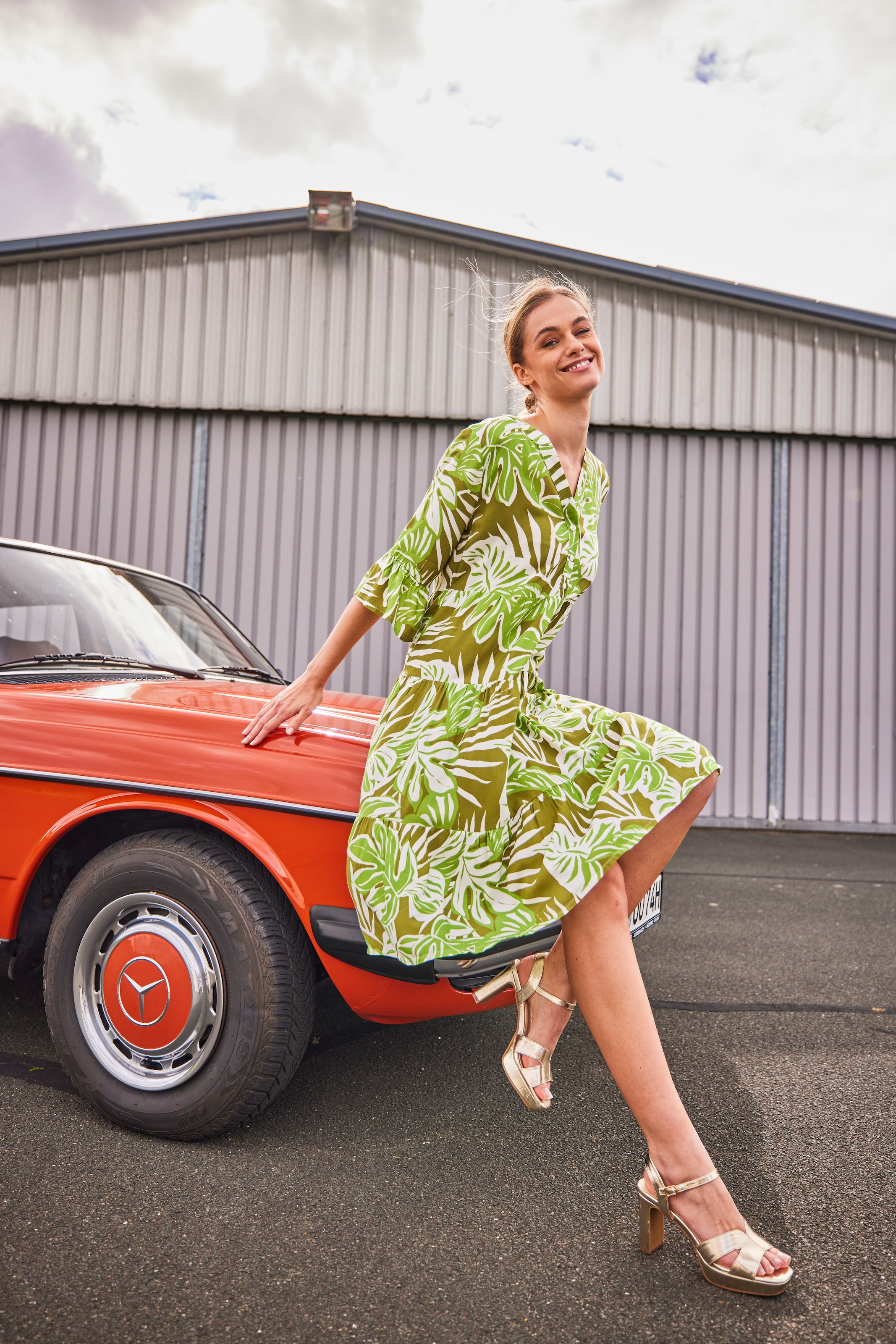 Aniston CASUAL Tunikakleid mit großflächigen, tropischen Blättern bedruckt - NEUE KOLLEKTION