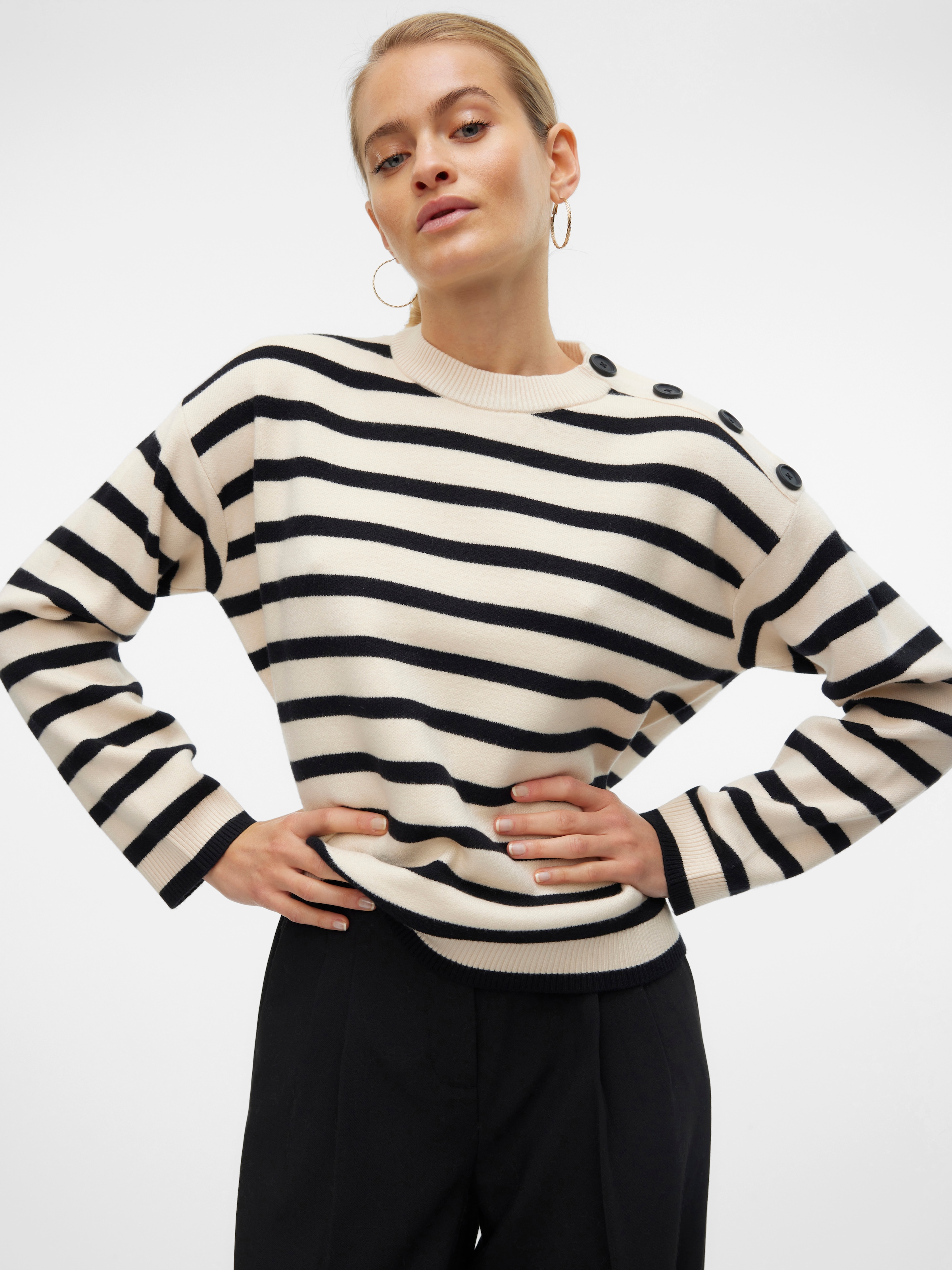 Vero Moda Rundhalspullover »VMSABA LS O-NECK BUTTON PULLOVER GA NOOS« mit Zierknöpfen auf der linken Schulter