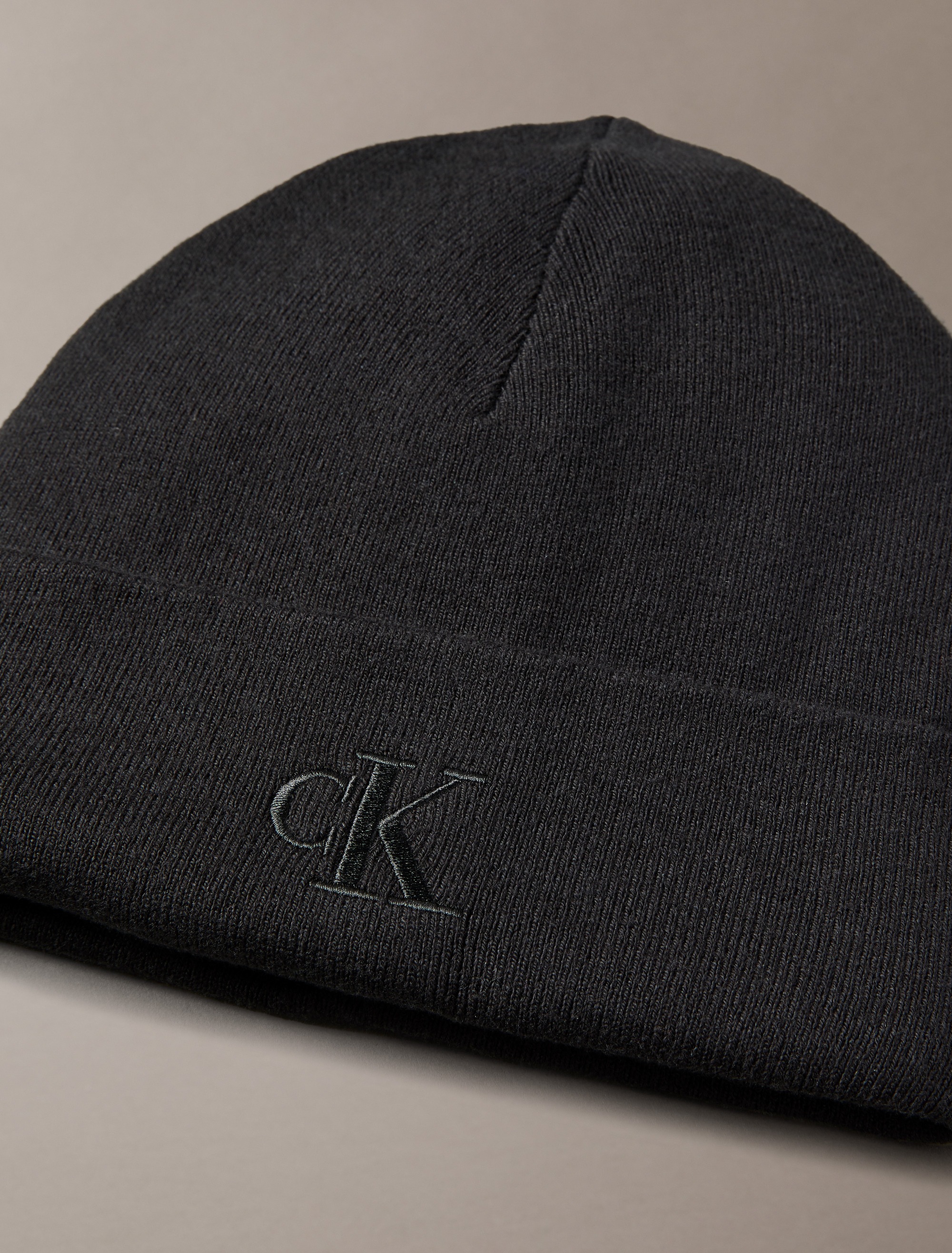 Calvin Klein Strickmütze »CK FINE RIB BEANIE« mit Markenlogo