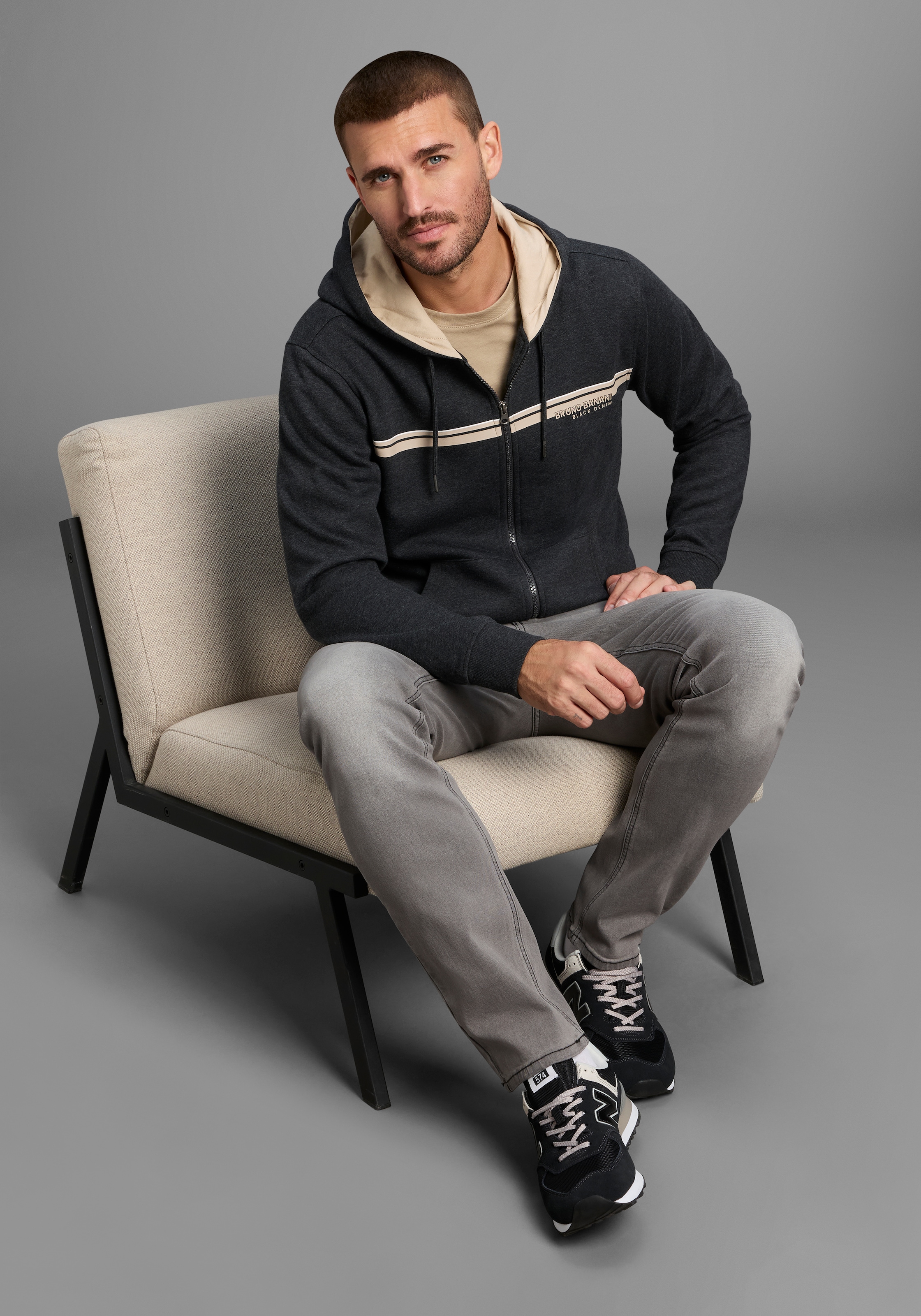 Bruno Banani Kapuzensweatjacke, moderner Brustprint