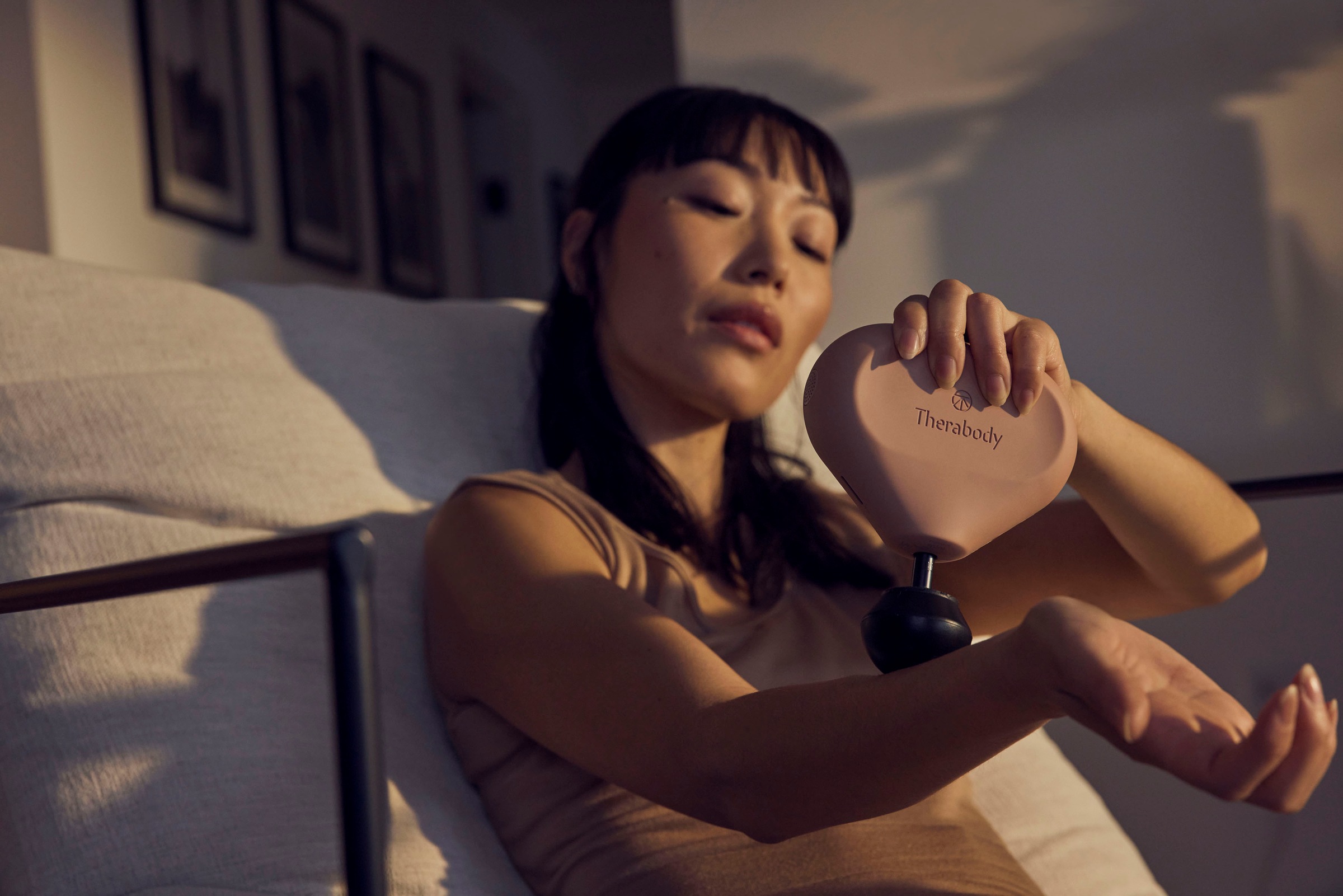 Therabody Massagepistole »Theragun Mini 2.0«, (portabel, Licht & App-Steuerung), Schmerzlinderung, Erholung, Stressreduktion