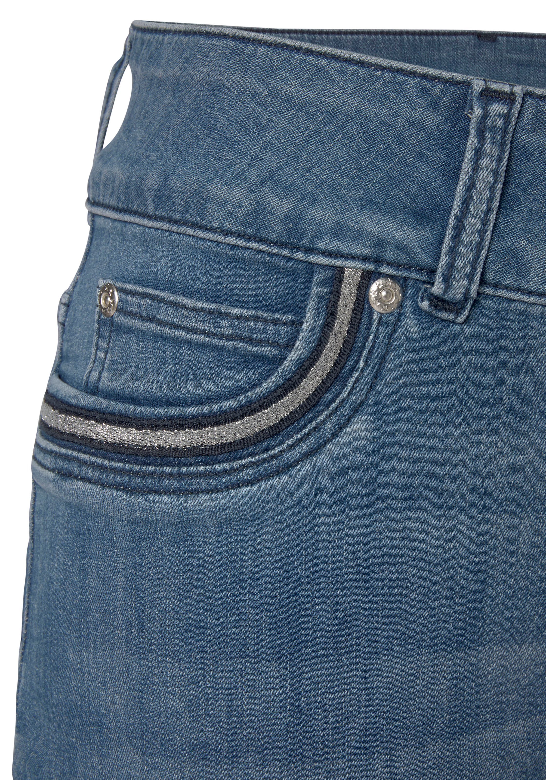 LASCANA Caprijeans, mit verzierten Taschen, elastische 7/8-Jeans aus Baumwolle
