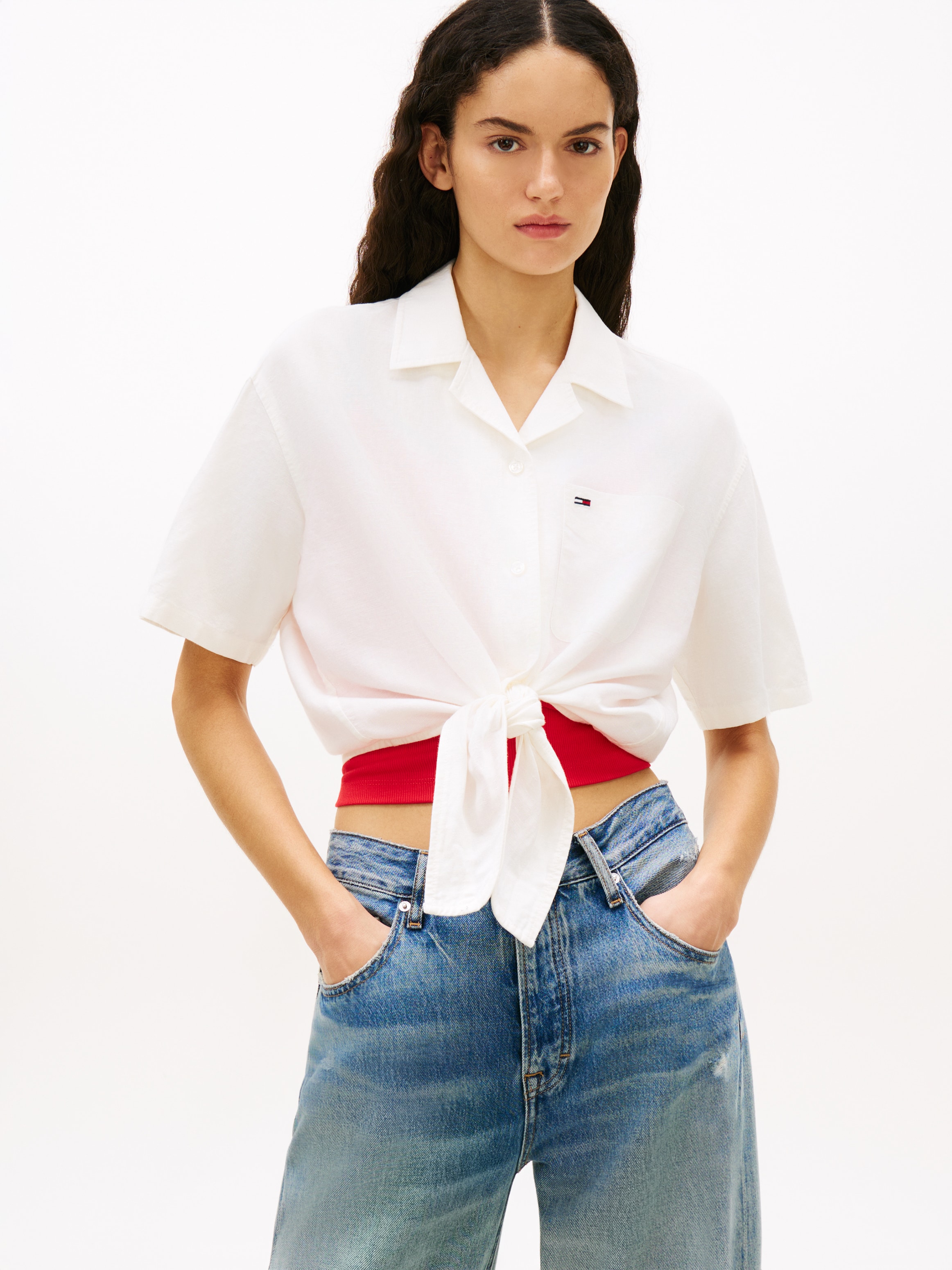 Tommy Jeans Kurzarmbluse »TJW TIE FRONT LINEN SHIRT« mit Knoten-Detail am Saum, Relaxed Fit