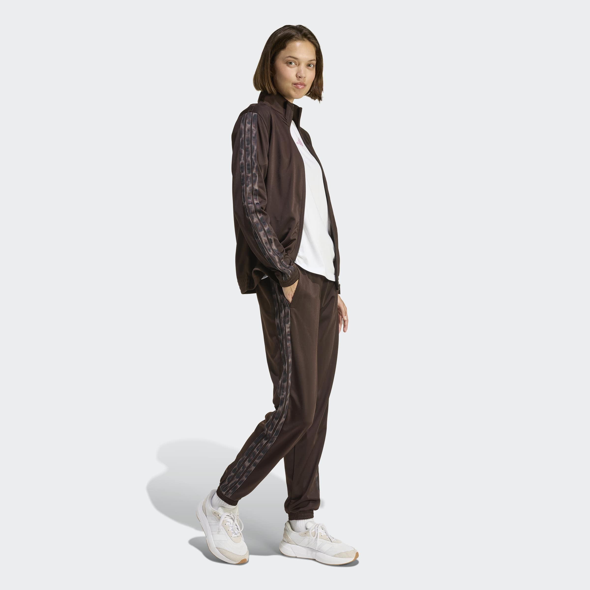 adidas Sportswear Sporthose »TRICOT 3-STREIFEN MIT LEOPARDENPRINT«  sportlich, für Erwachsene, mit Gummizug, normal-weite Passform