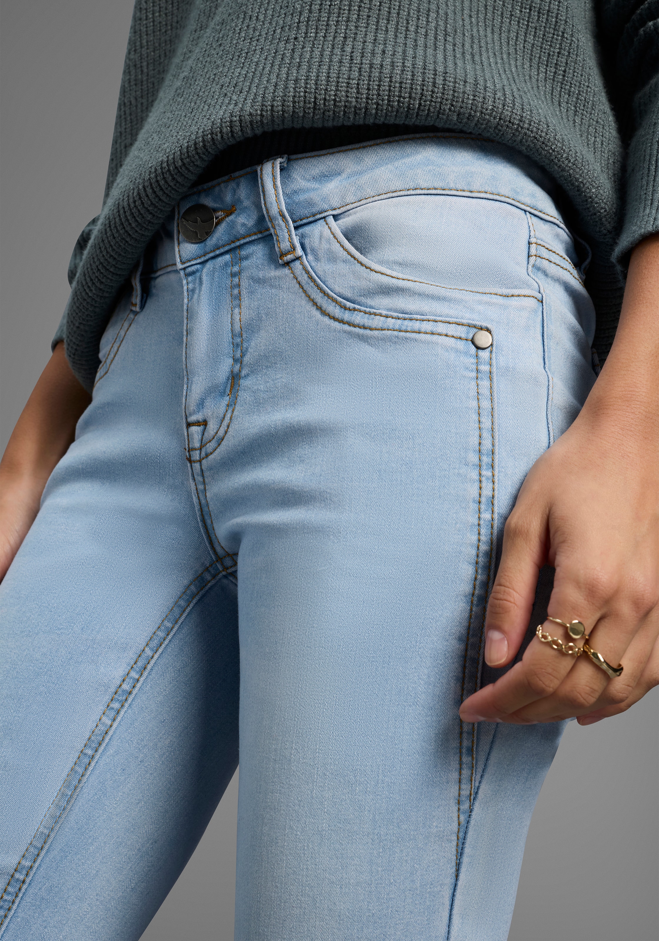 Arizona Bootcut-Jeans »mit Keileinsätzen«, ausgestellte Beinform, niedrige Leibhöhe, elastisches Material