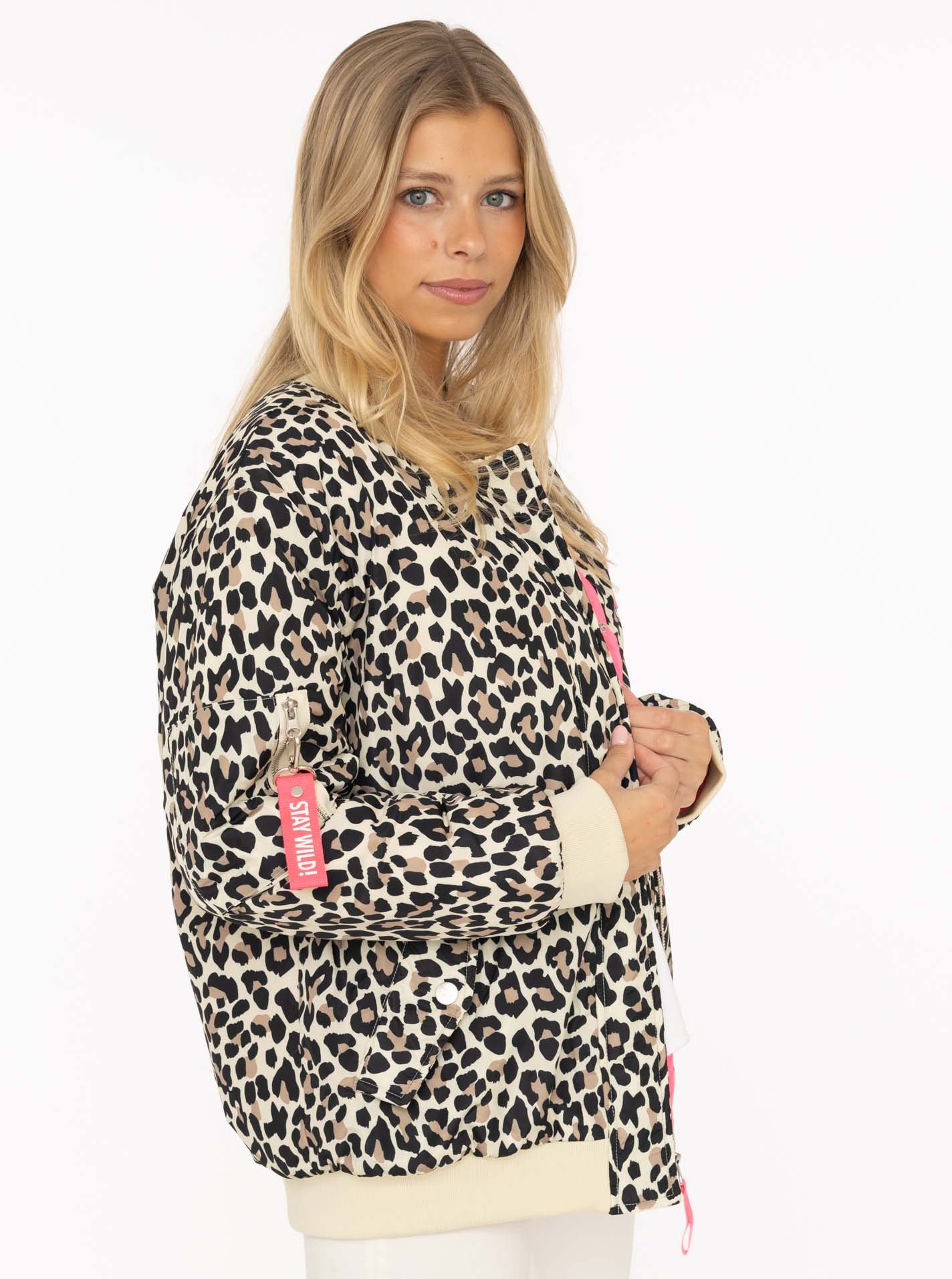 Zwillingsherz, Damen, Bomberjacke »"Wild Heart"« ohne Kapuze Leomuster, verdeckter Reißverschluss, Beige, XXL, Beige, Mit pinken Details