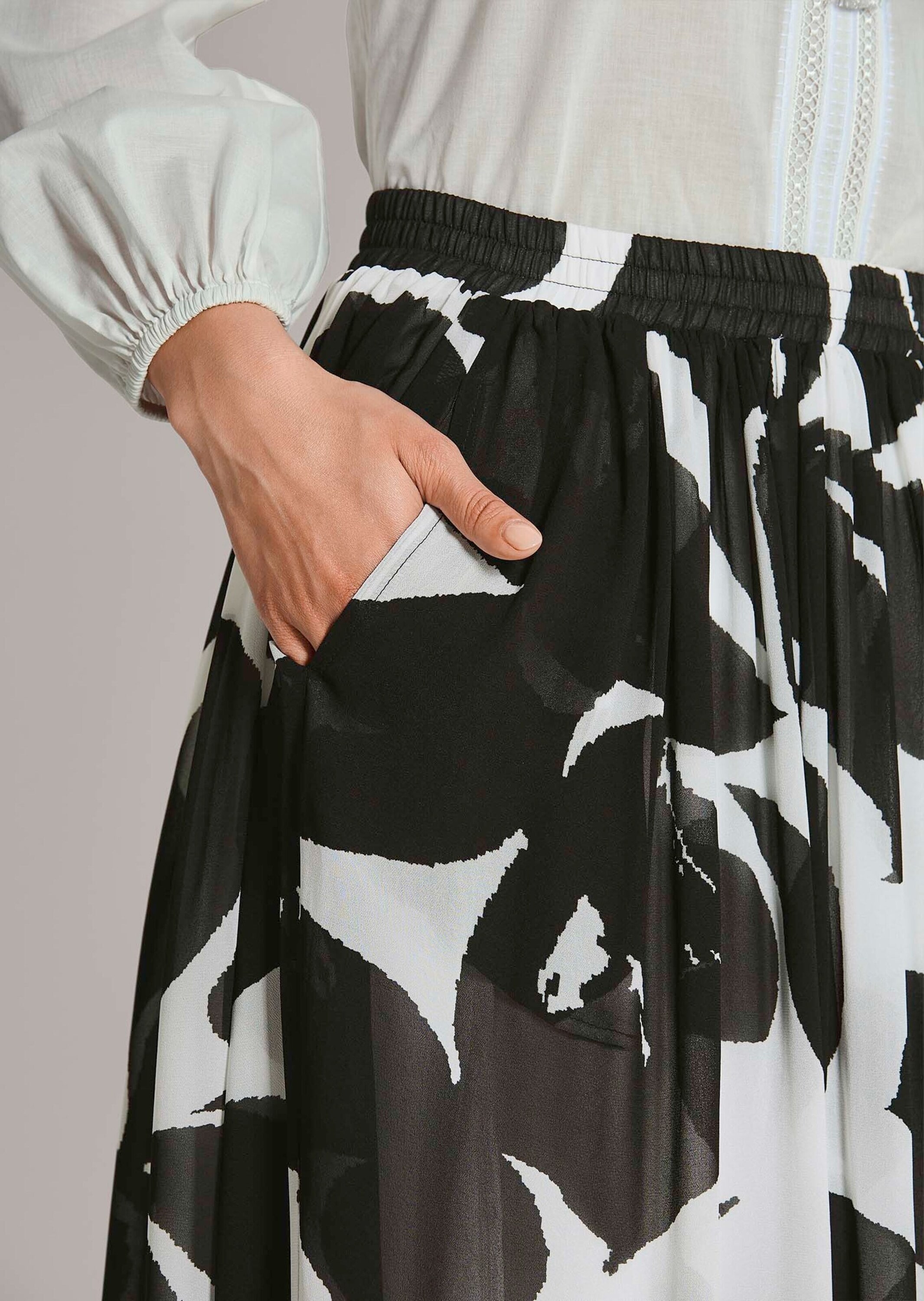 MADELEINE Midirock »Midirock Druckrock mit floralem Muster« Nahttaschen