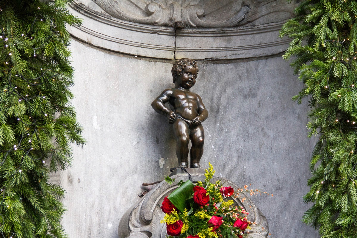 Fototapete »Brunnen mit Figur«