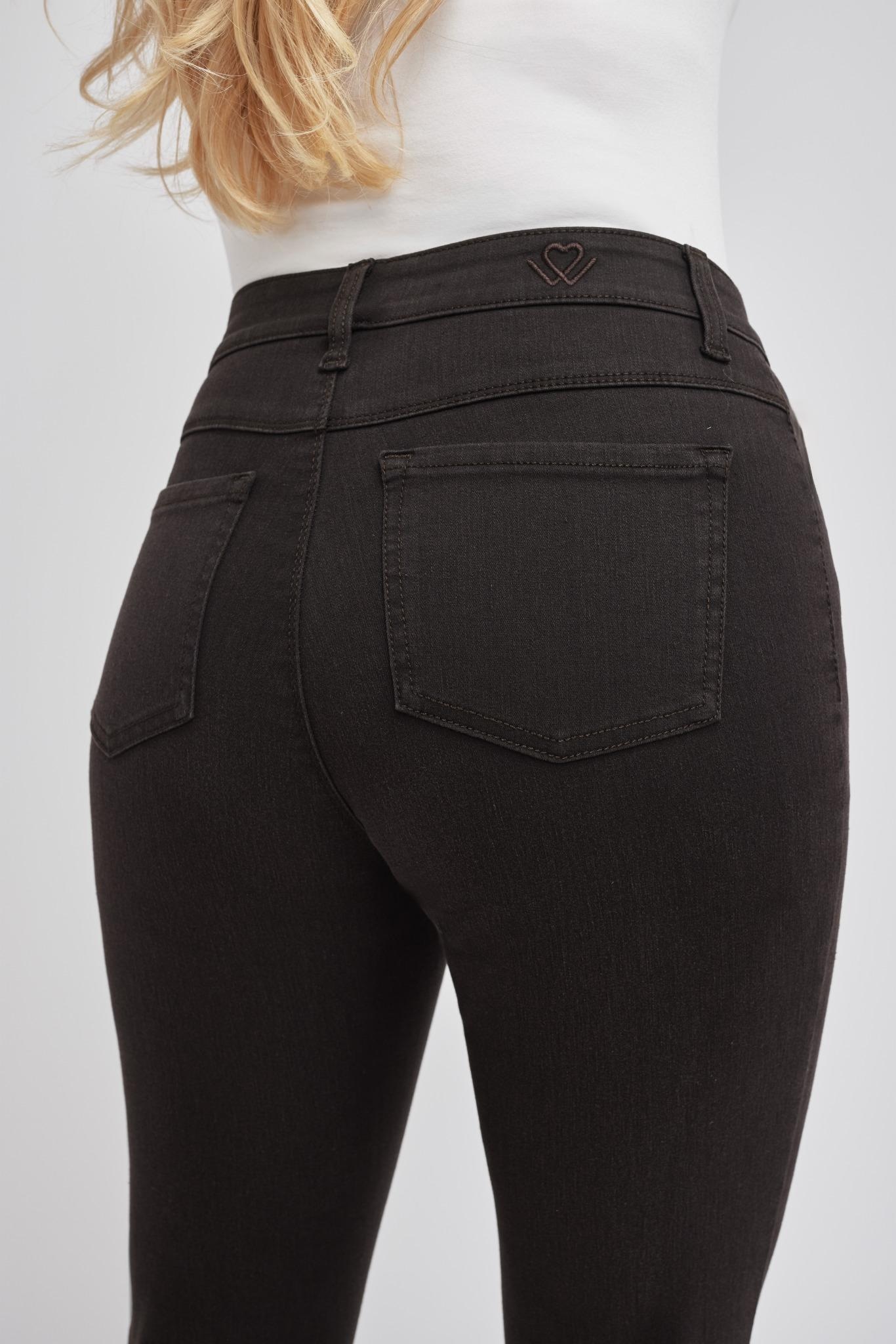 wonderjeans Bootcut-Jeans, Figurbetonte Form mit leicht ausgestelltem Bein