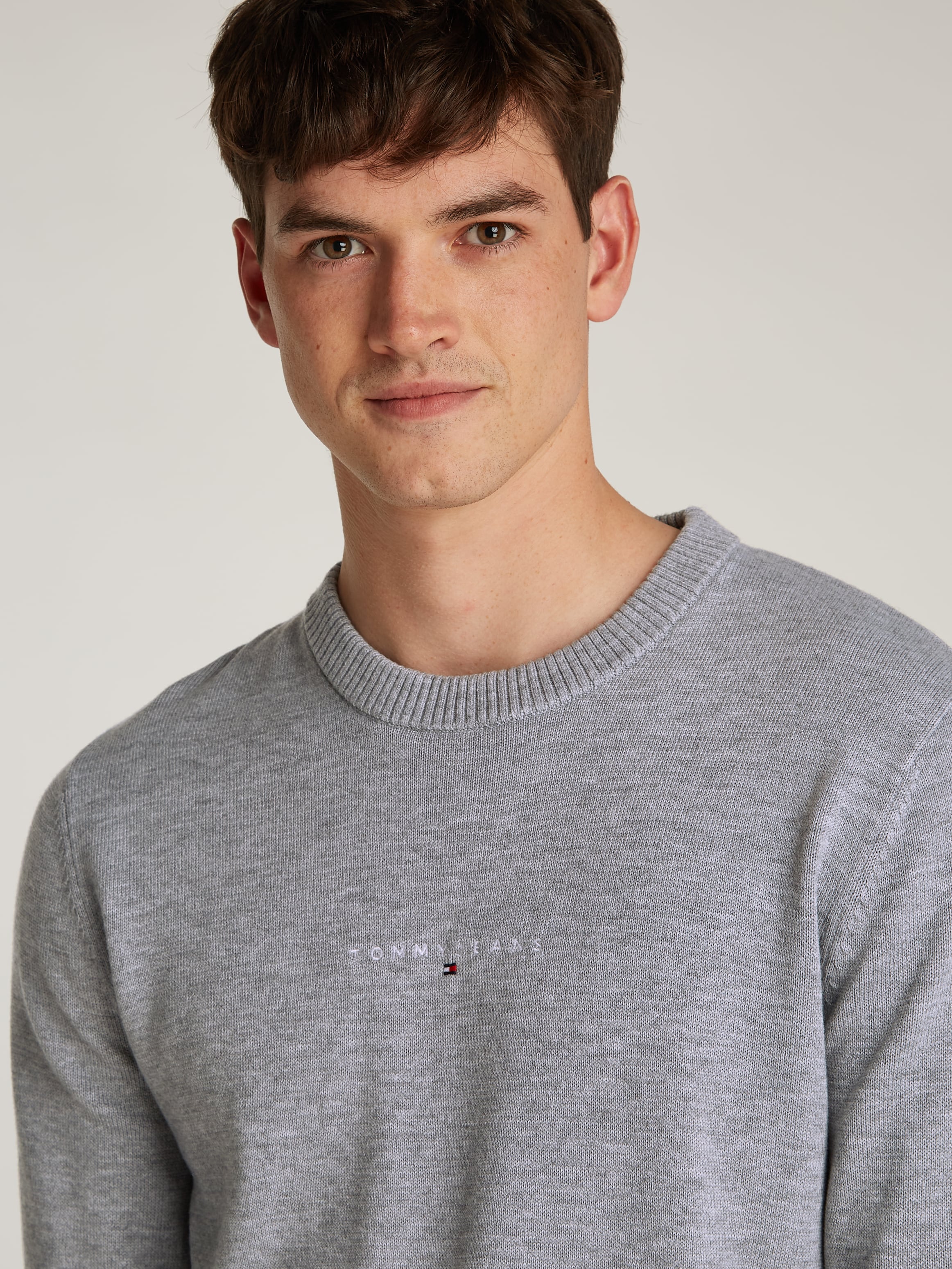 Tommy Jeans Strickpullover »TJM LINEAR SMALL CHEST SWEATER«, mit Logoschriftzug