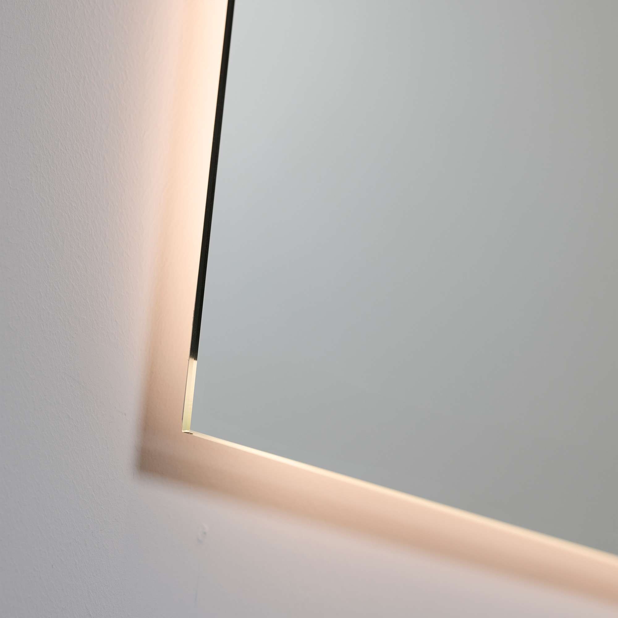 Loevschall LED-Lichtspiegel »Nibe, Spiegel mit LED-Hintergrundbeleuchtung, Quadratischer Spiegel«, Natürliches warmweißes Licht, Einfache Montage, Dänisches Design