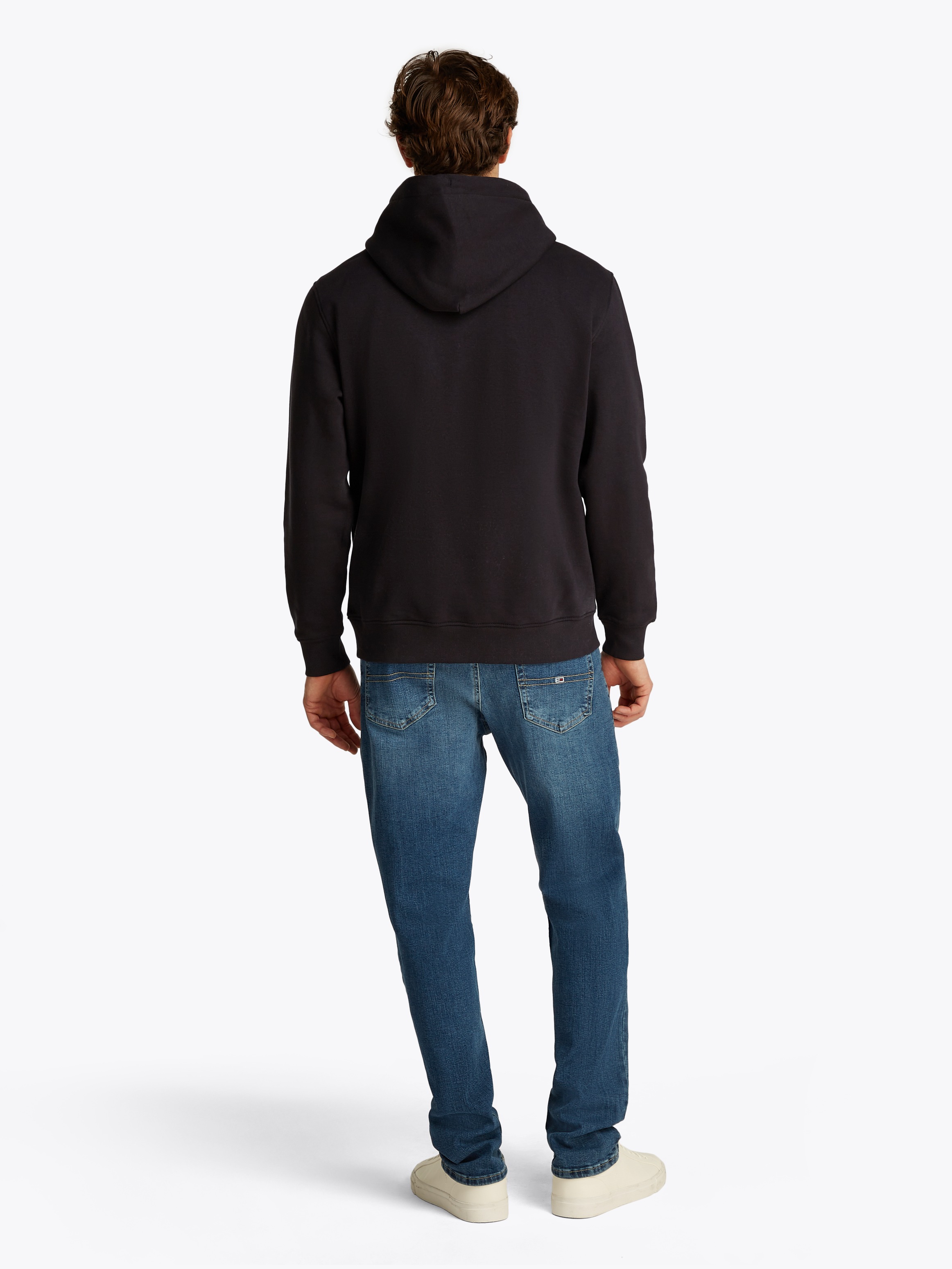 Tommy Jeans Sweatshirt »TJM REG ESSENTIAL FLAG HOOD EXT«, mit bedruckten Markenlogo auf Brusthöhe