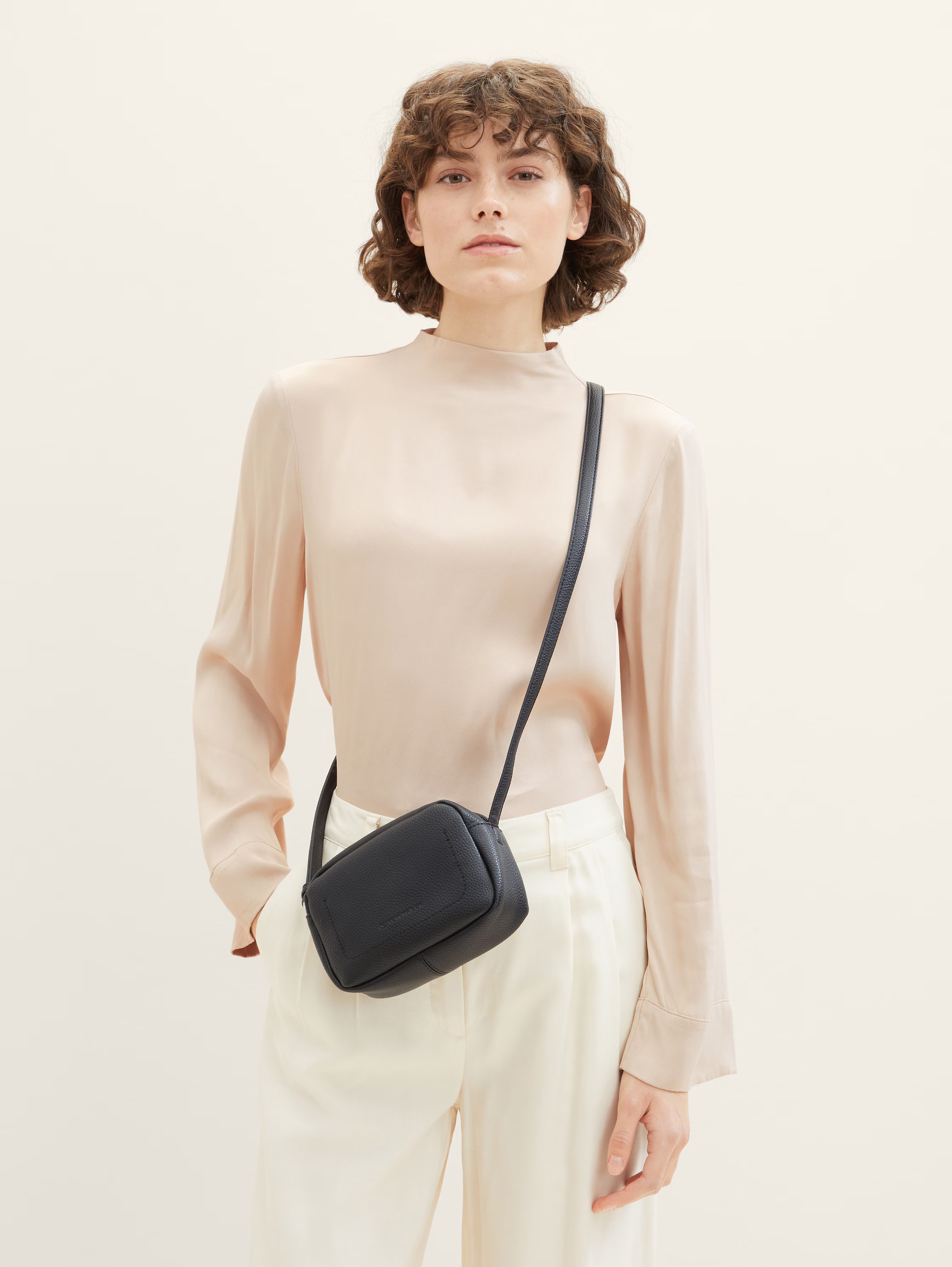 TOM TAILOR Handtasche »Elis« aus weich gekörntem Lederimitat auffällige Ziernaht und feinem Logo