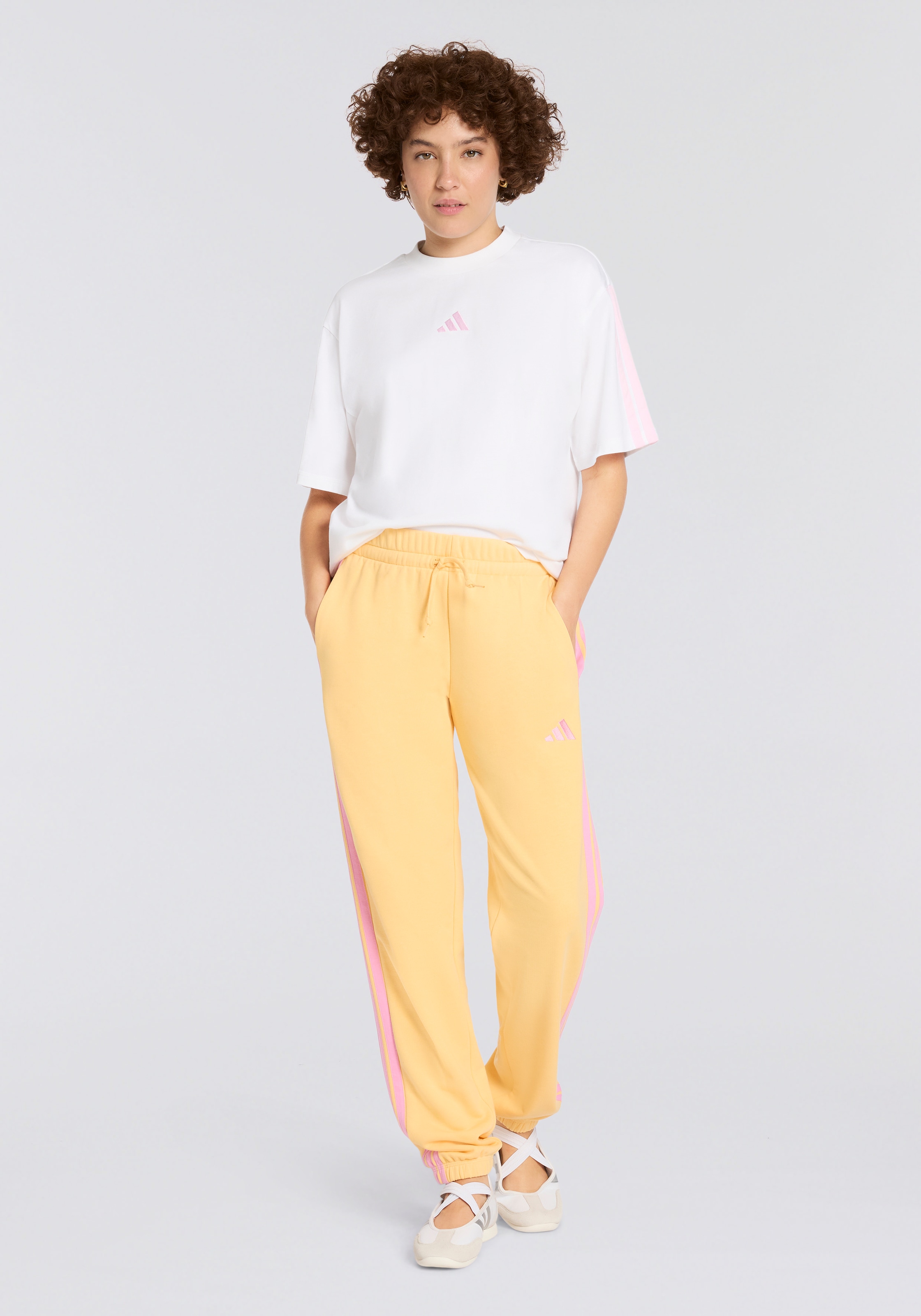 adidas Sportswear T-Shirt »ESSENTIALS 3-STREIFEN BOYFRIEND« lockere Passform, Kurzarmdesign, sportlicher Stil, aus Baumwolle
