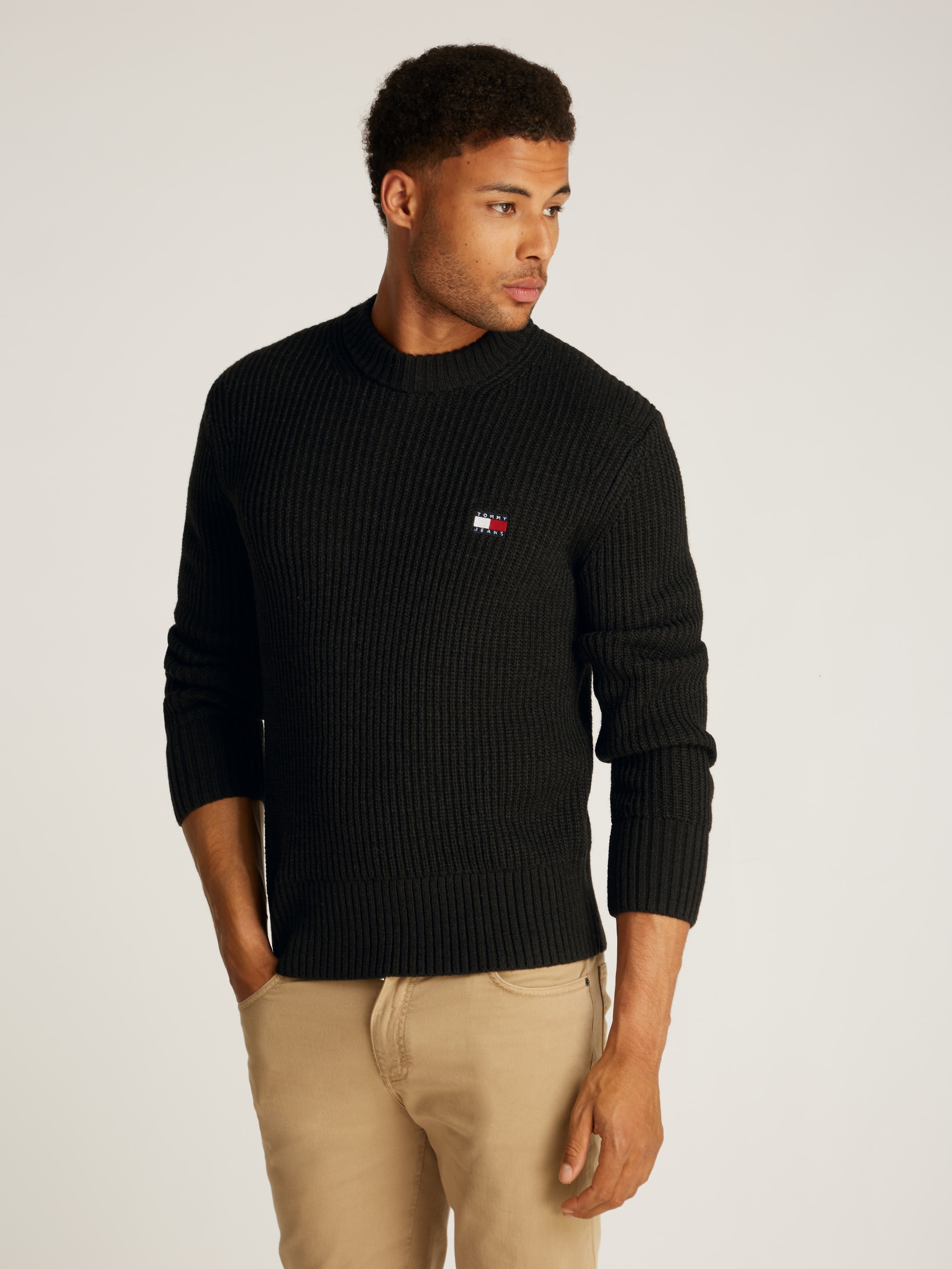 Tommy Jeans Rundhalspullover »TJM REG BADGE TEXTURED CNECK EXT«, in Unifarbe