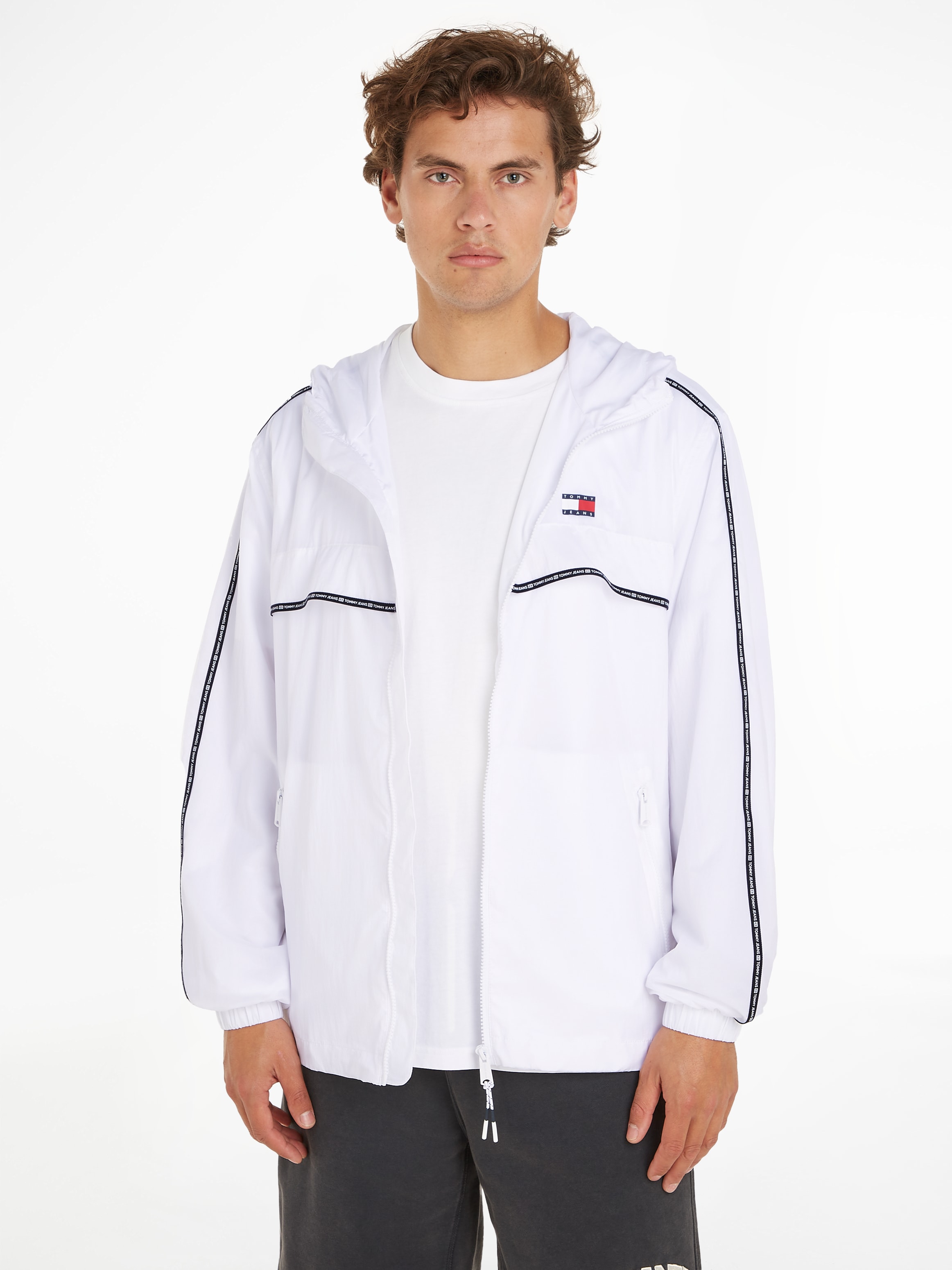 Blouson »TJM CHICAGO TAPE WINDBREAKER EXT«, mit Kapuze, Tape mit Markenschriftzug am...