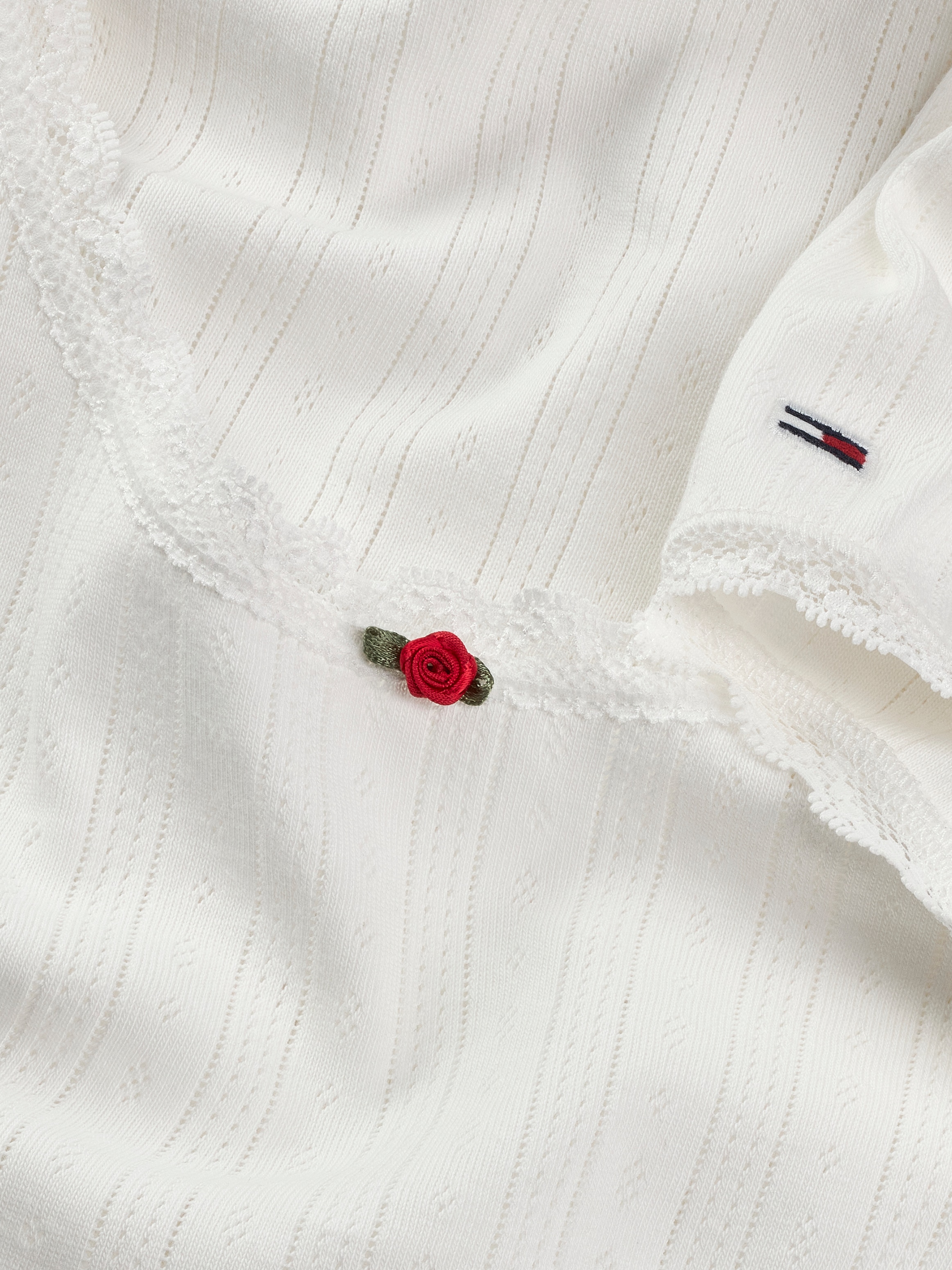 Tommy Jeans T-Shirt »TJW SLIM SH POINTELLE SS TEE EXT«, mit Spitze, mit Lochmuster