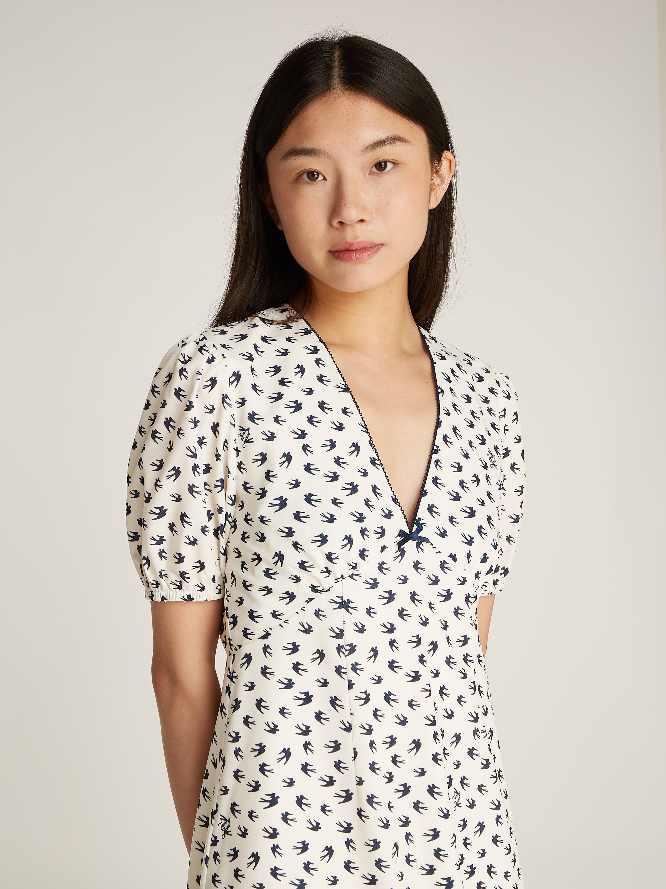 Tommy Jeans Minikleid »TJW SS CREPE MINI DRESS«, mit Schleifendetail, Vogelmuster