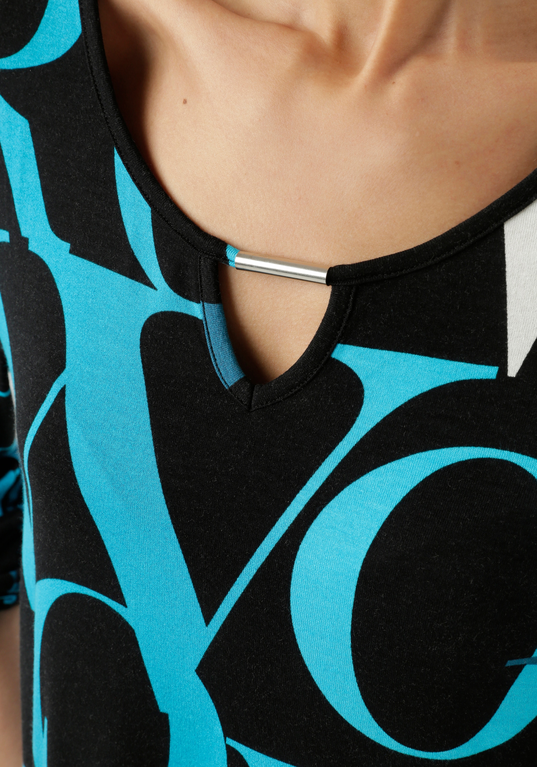 Aniston SELECTED Langarmshirt, mit Cut-out und trendy Buchstabendruck - NEUE KOLLEKTION