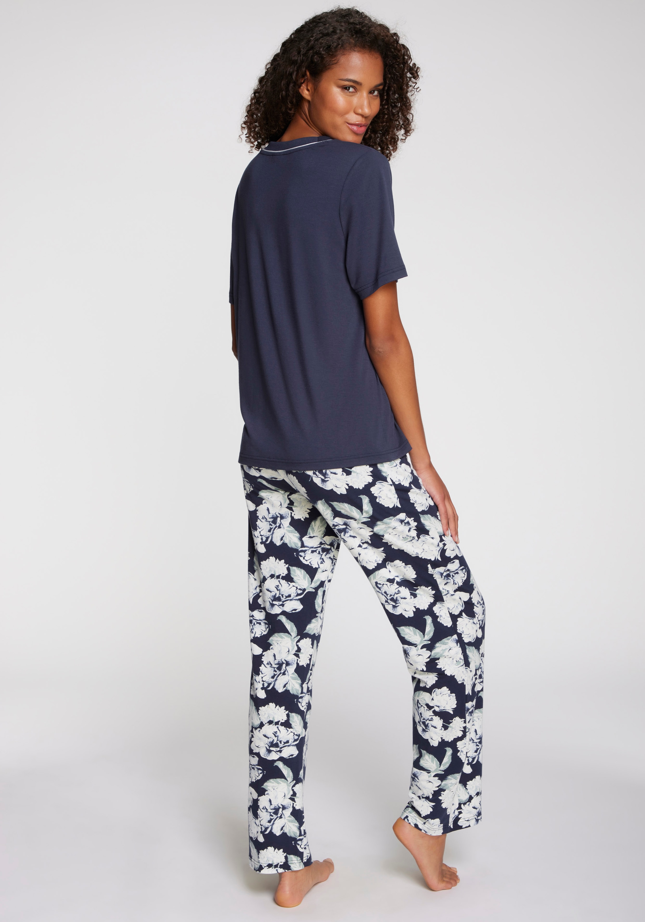 LASCANA Pyjama, (2 tlg.), mit schönem Blumenmuster