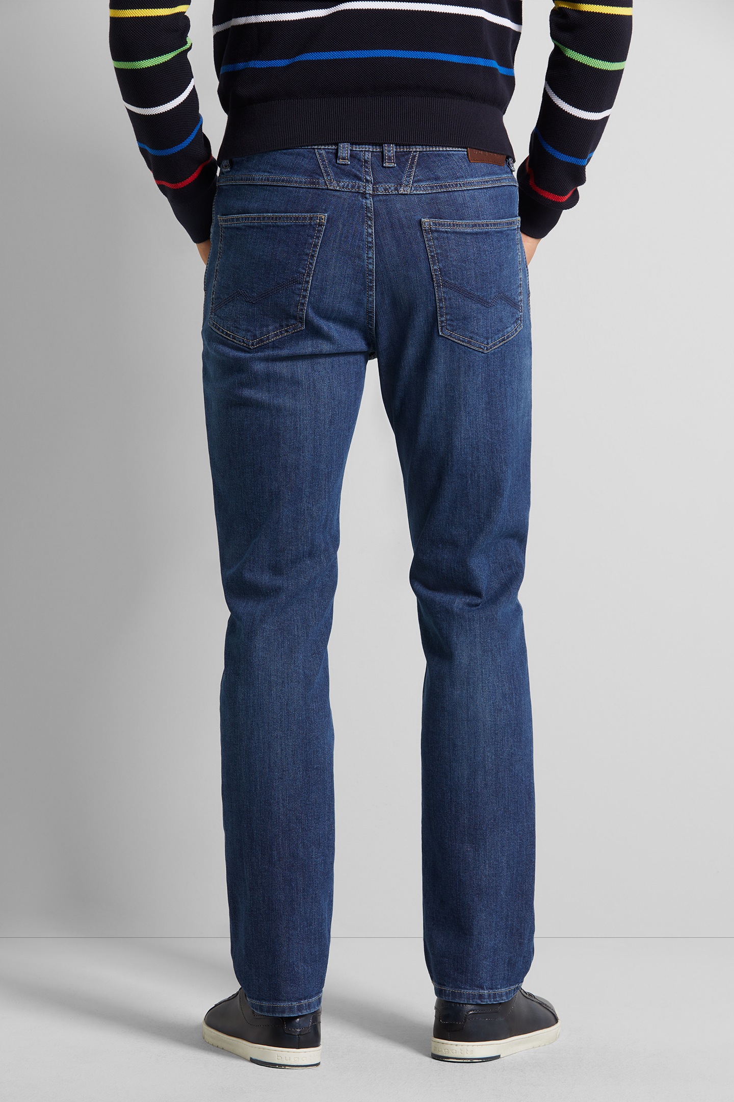 bugatti 5-Pocket-Jeans, mit einem leichten Used-Look