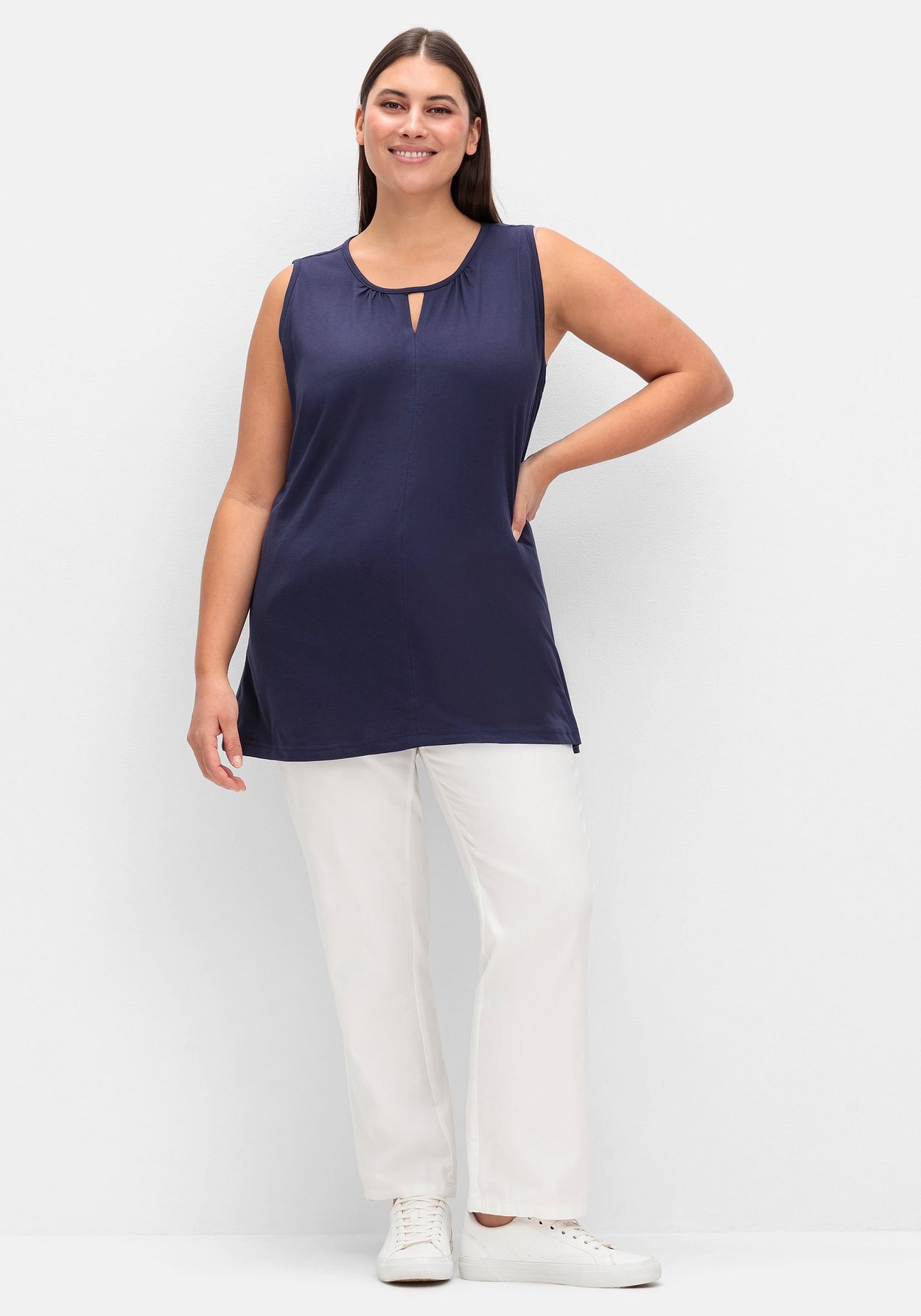 Sheego Tanktop »Top mit leichter Raffung und Cut-out am Ausschnitt«