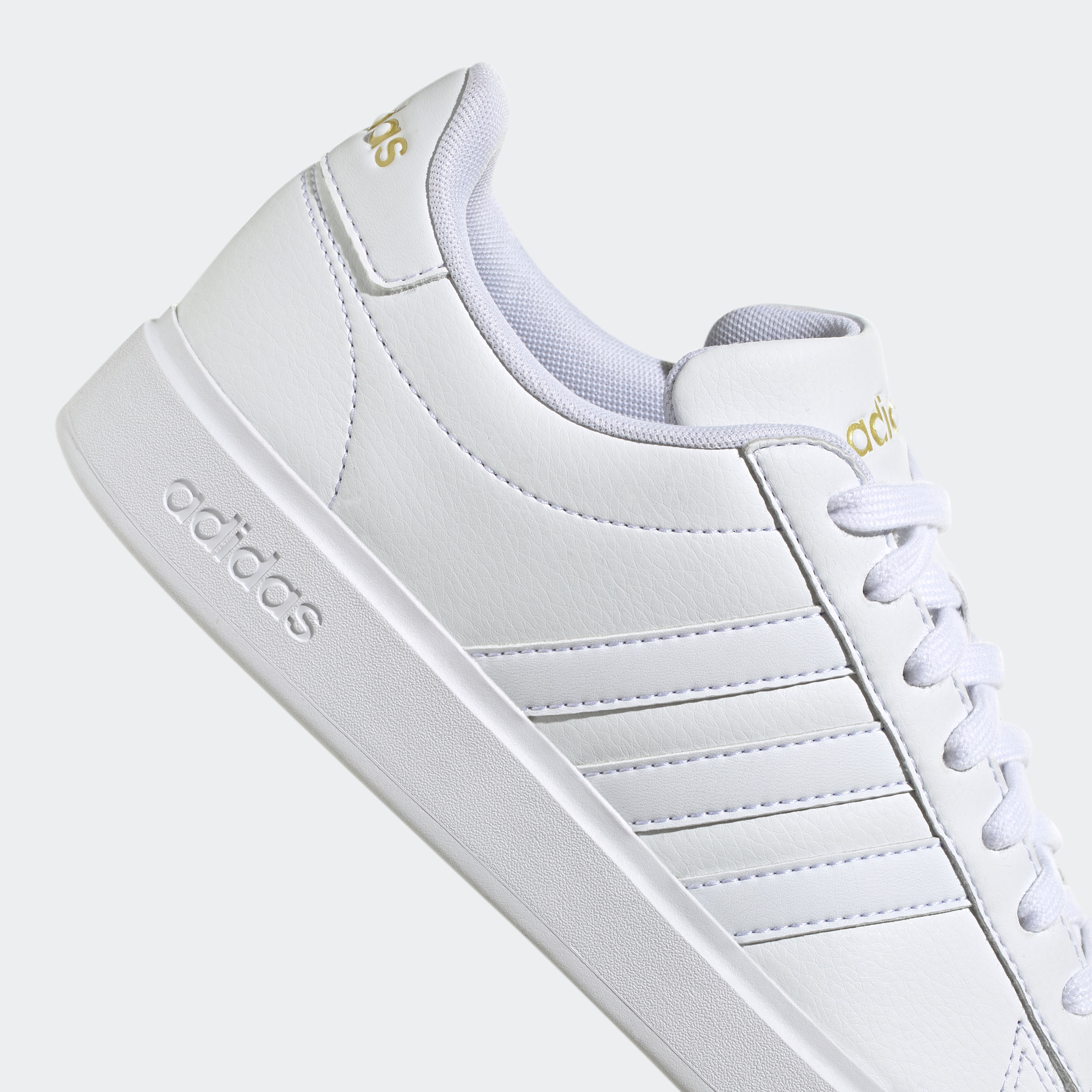 adidas Sportswear Sneaker »GRAND COURT CLOUDFOAM LIFESTYLE COURT COMFORT«, Design auf den Spuren des adidas Superstar