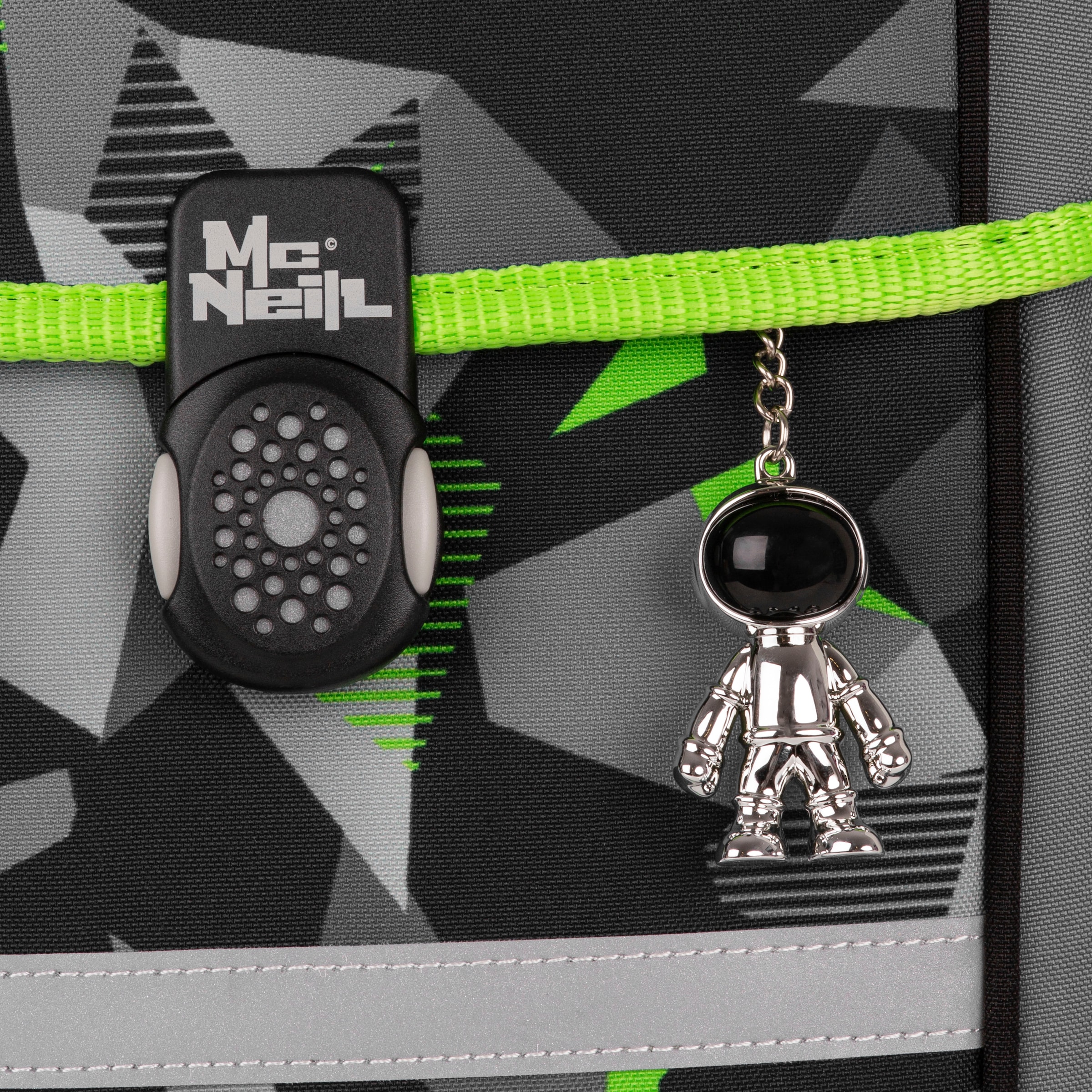 McNeill Schulranzen »Ergo Compacto, Techno« reflektierende Streifen auf den Schultergurten;retroreflektierende Flächen inkl. Federmäppchen, Turnbeutel, Schlamperrolle & Motivmagnet