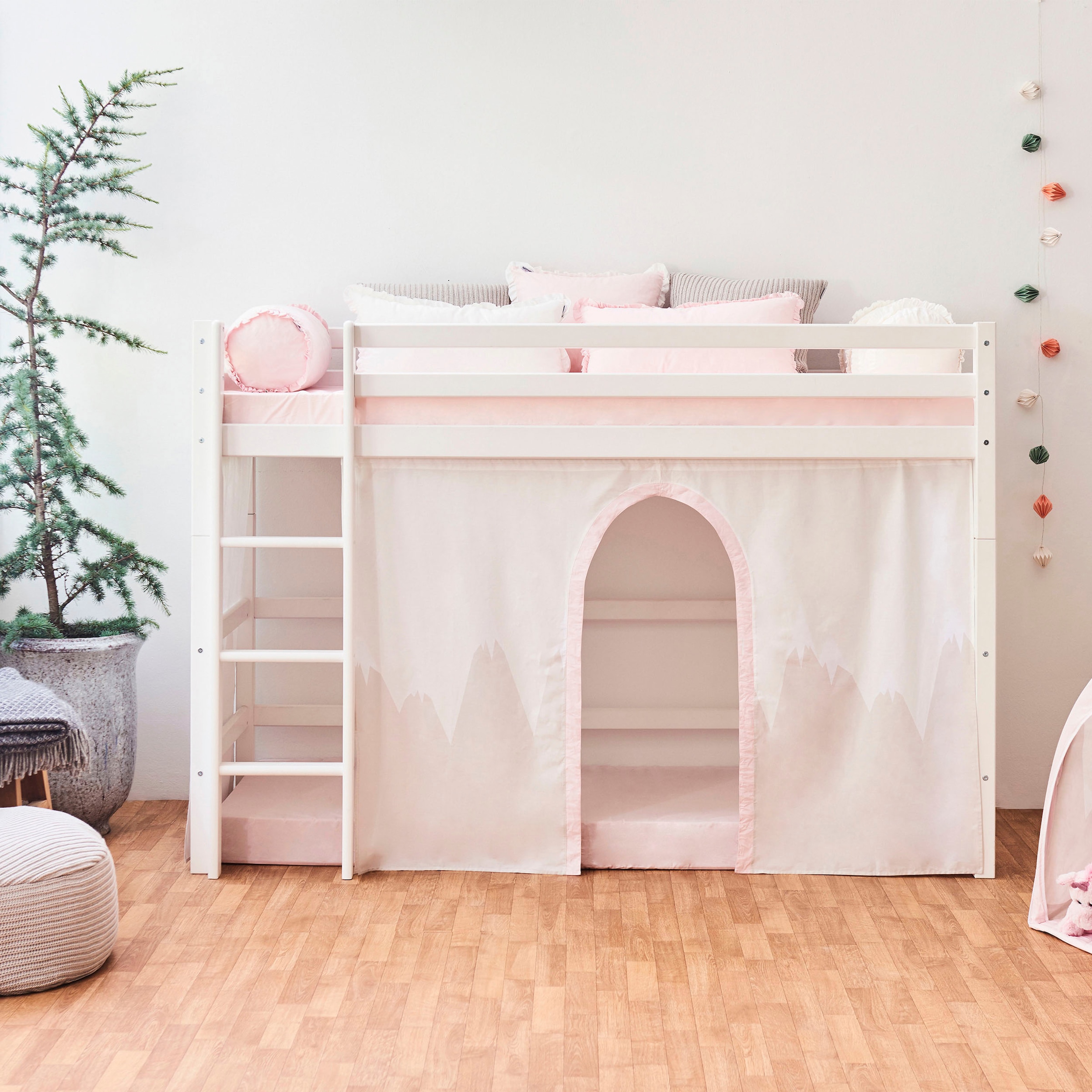 Hoppekids Hochbett »Winter Wonderland» 90x200cm mit Vorhang & Matratze«, (Set), FSC® zert Massivholz, 10 Jahre Garantie auf Fertigungsfehler