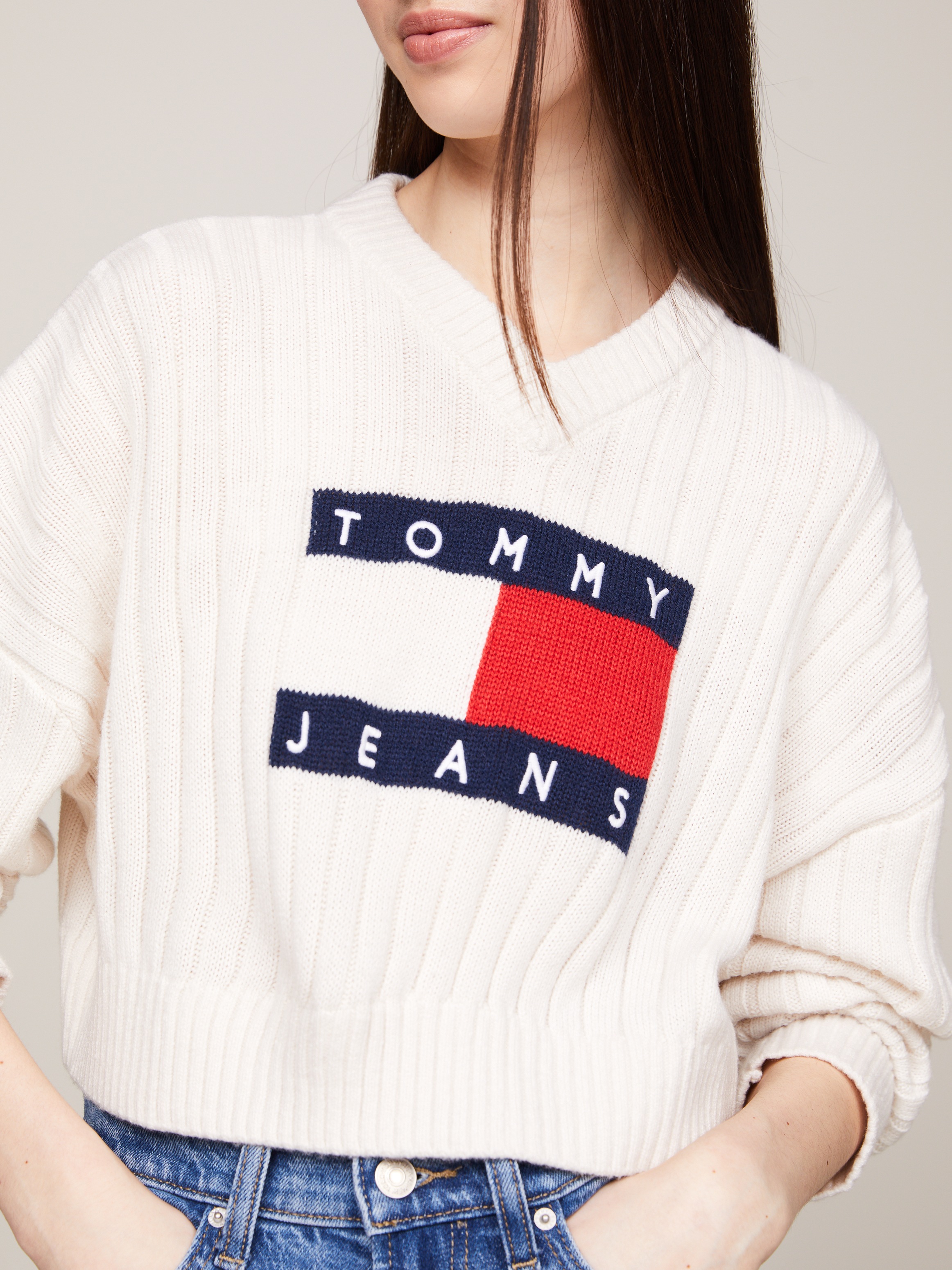 Tommy Jeans Strickpullover »TJW VNCK CENTER FLAG SWEATER EXT«, mit Tommy Jeans Center Logo-Flag