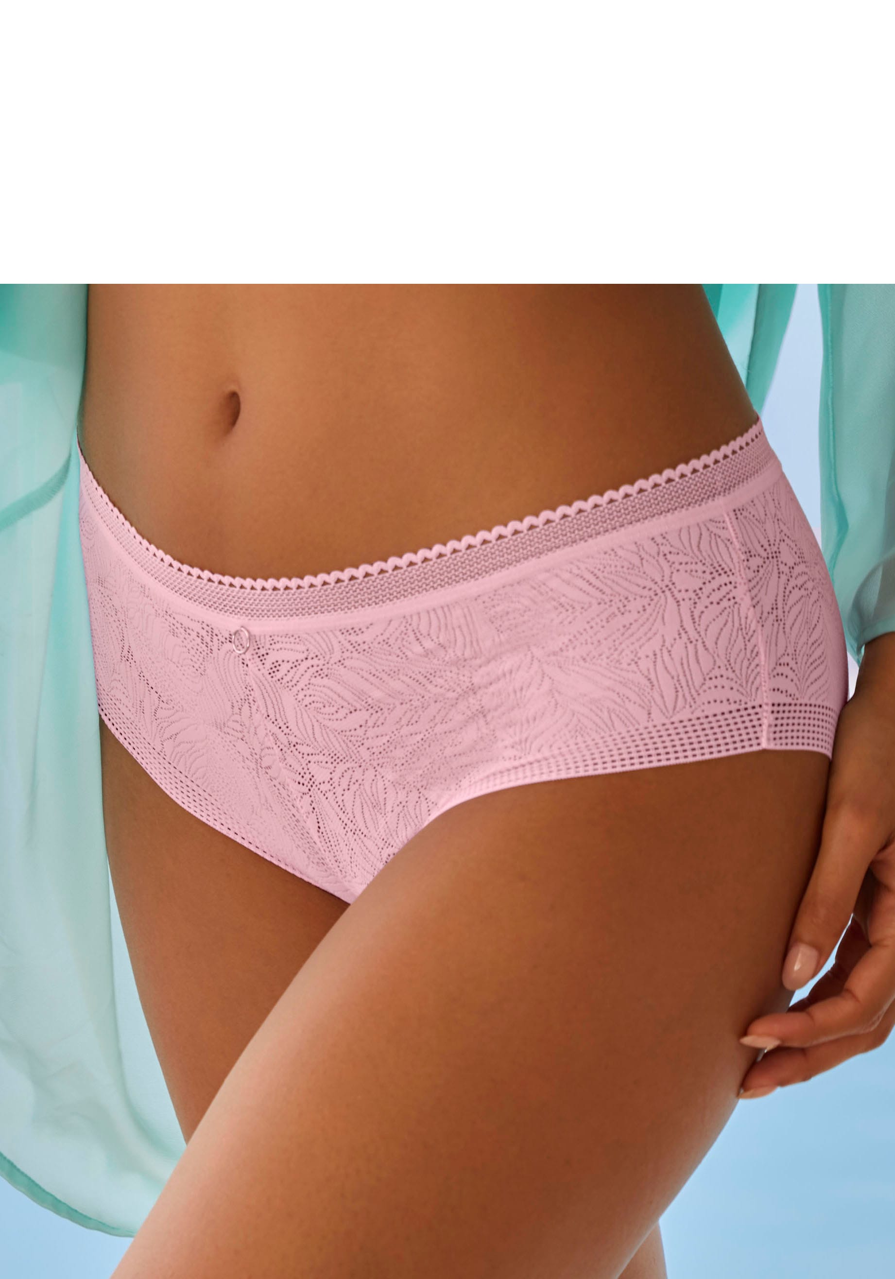 LASCANA Panty, aus extra flachem Material in blumiger Optik