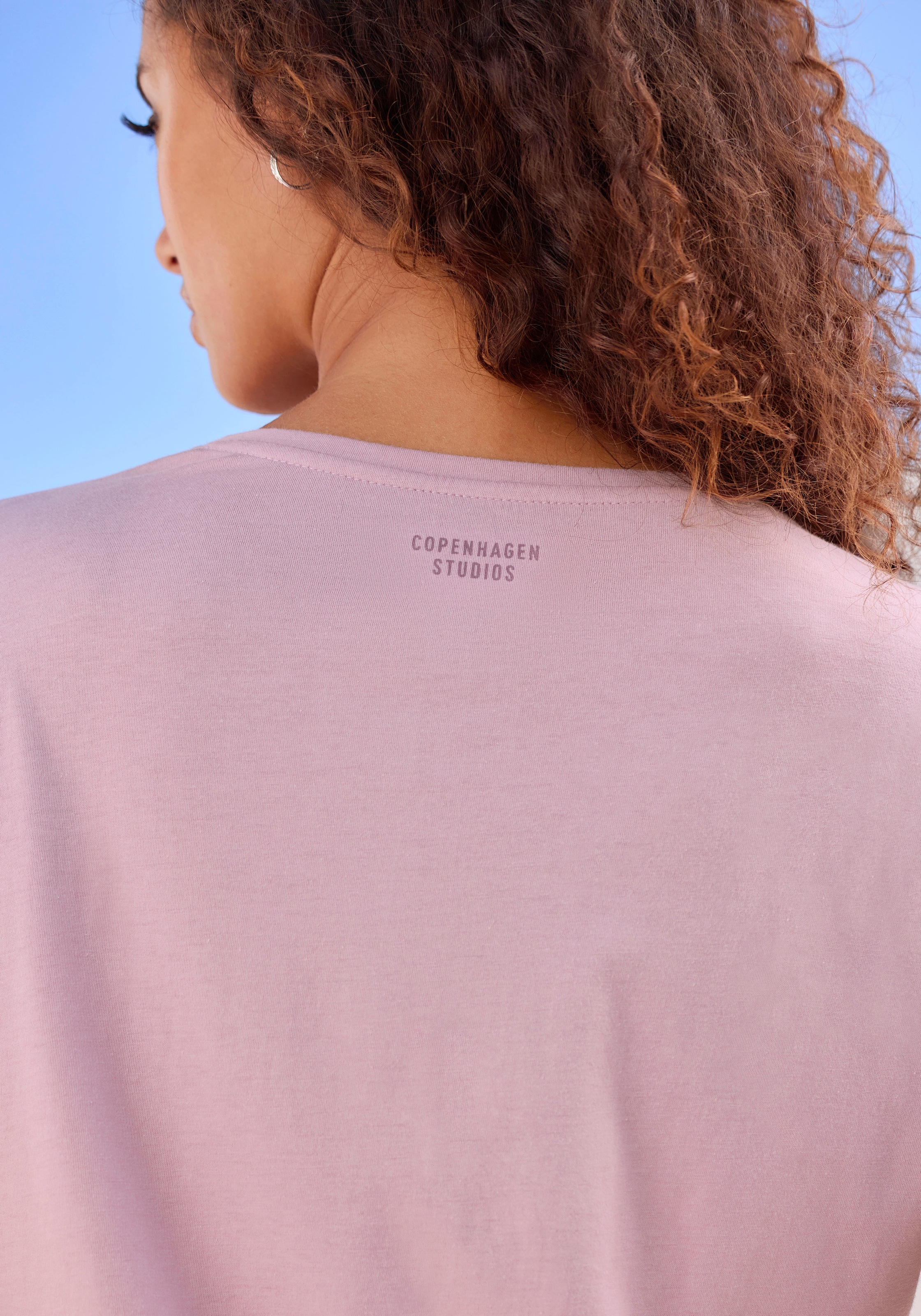 Copenhagen Studios T-Shirt »mit dezentem Logoprint hinten«, aus softer Jersey-Qualität mit Bio-Baumwolle