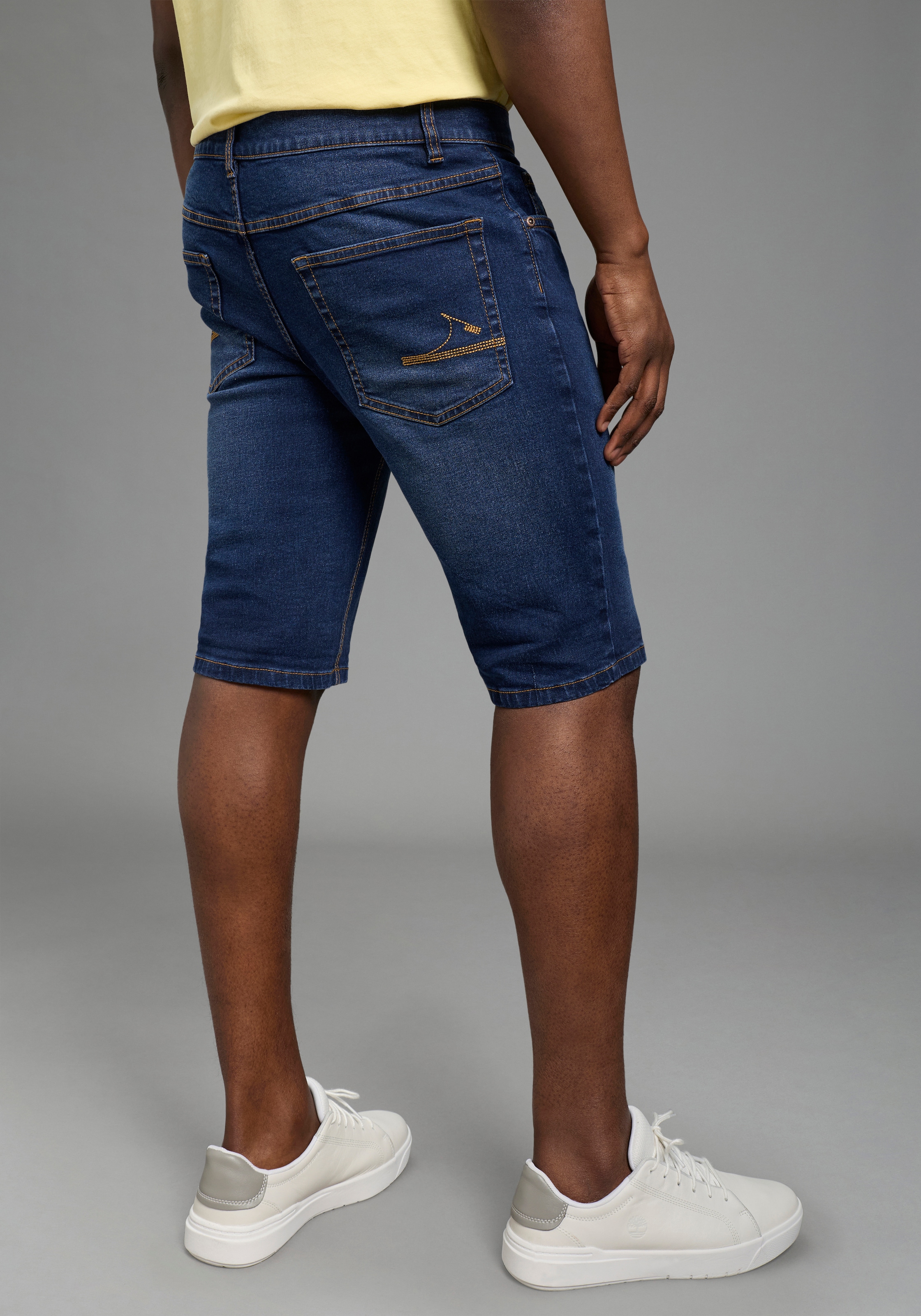 DELMAO Jeansshorts gerade geschnittene Beine, Regular-Fit, kniefreie Länge