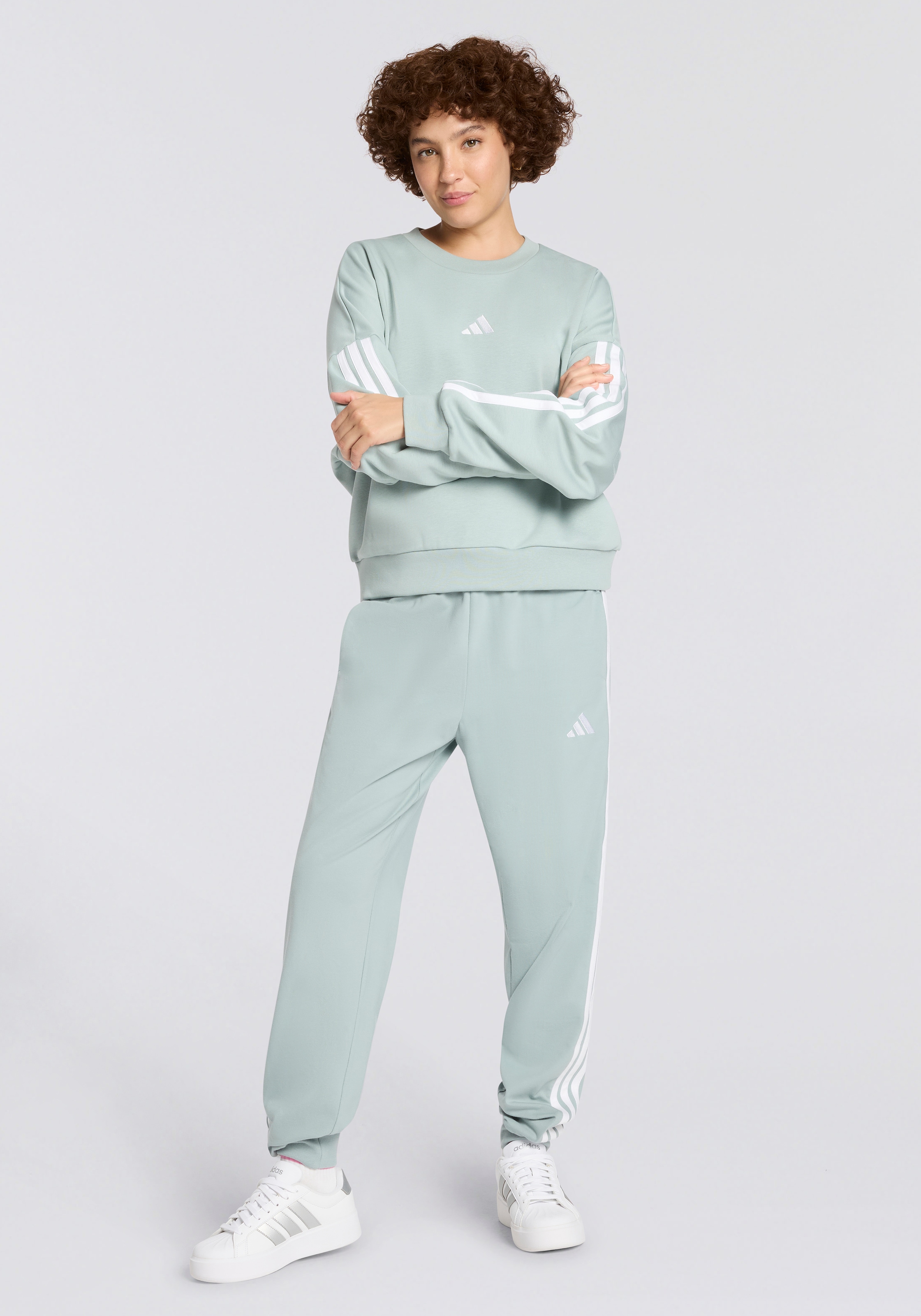 adidas Sportswear Sporthose »W 3S SJ JOGGER«  Lässig geschnitten, hoher Bund, schmal zulaufende Beinform
