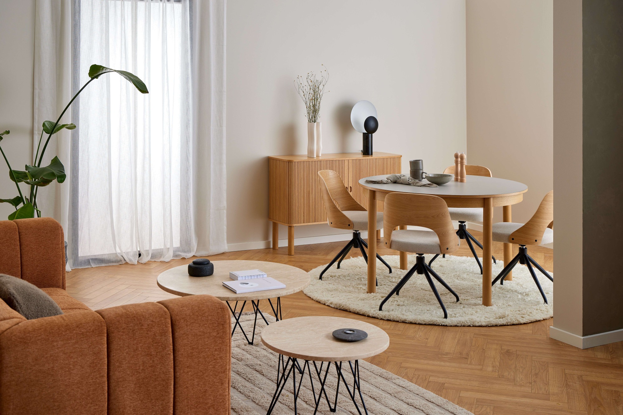 ACTONA GROUP Esszimmerstuhl »Lucy«, Stoff beige, Rücken Eichenfurnier, 4-Stern-Fußkreuz schwarz, drehbar