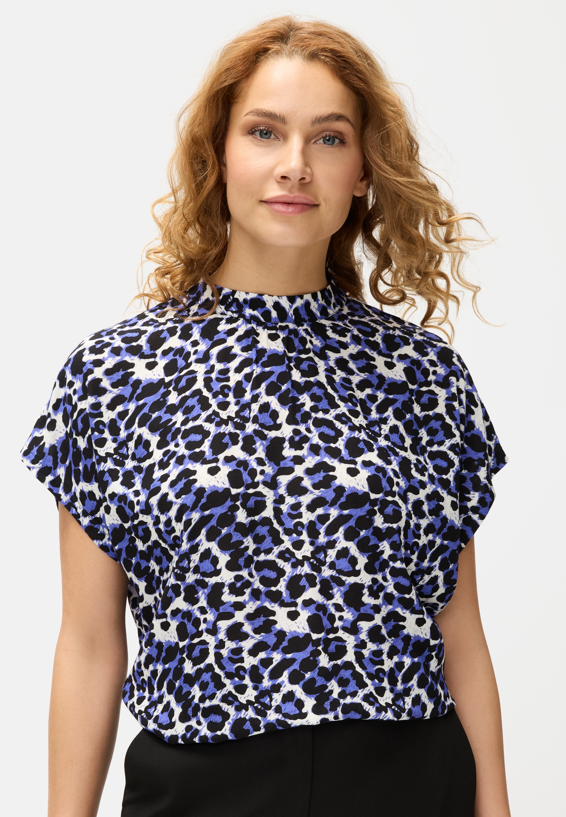 LASCANA Kurzarmbluse, mit Alloverdruck, Damenbluse, sportlich elegant