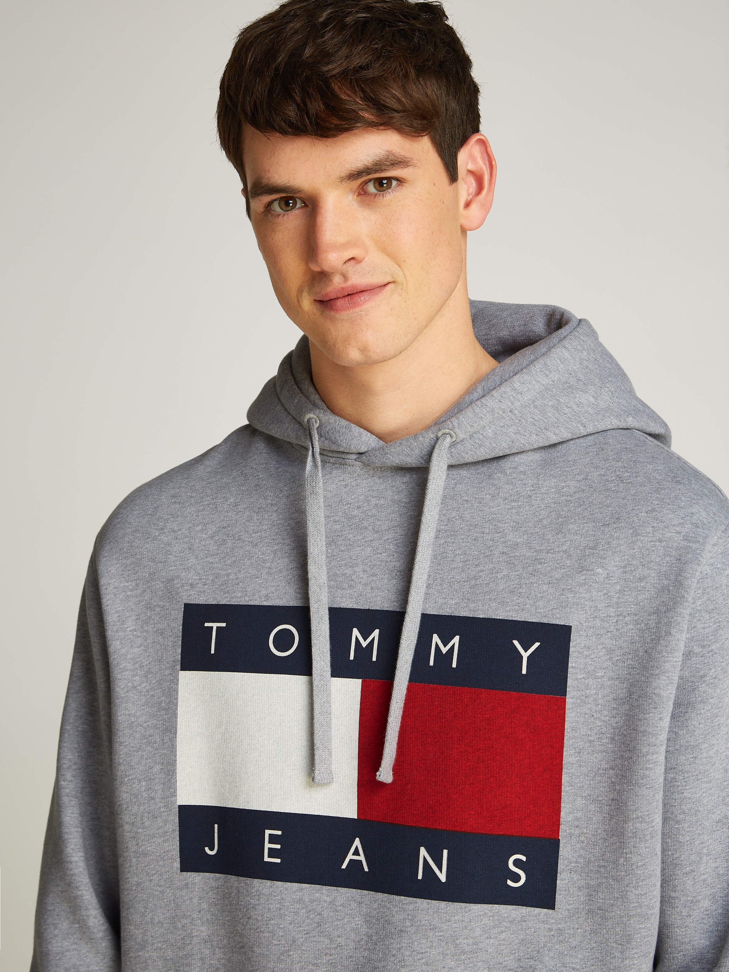 Tommy Jeans Hoodie »TJM MELANGE FLAG HOODIE«, mit großem Logo