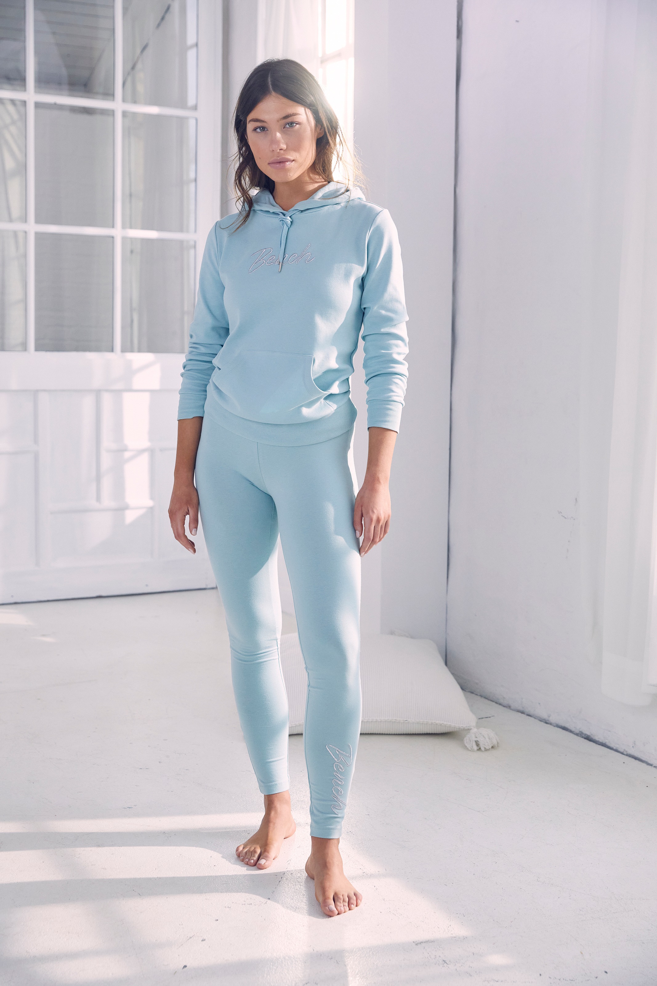 Bench. Loungewear Hoodie, mit glänzender Logostickerei, Loungeanzug