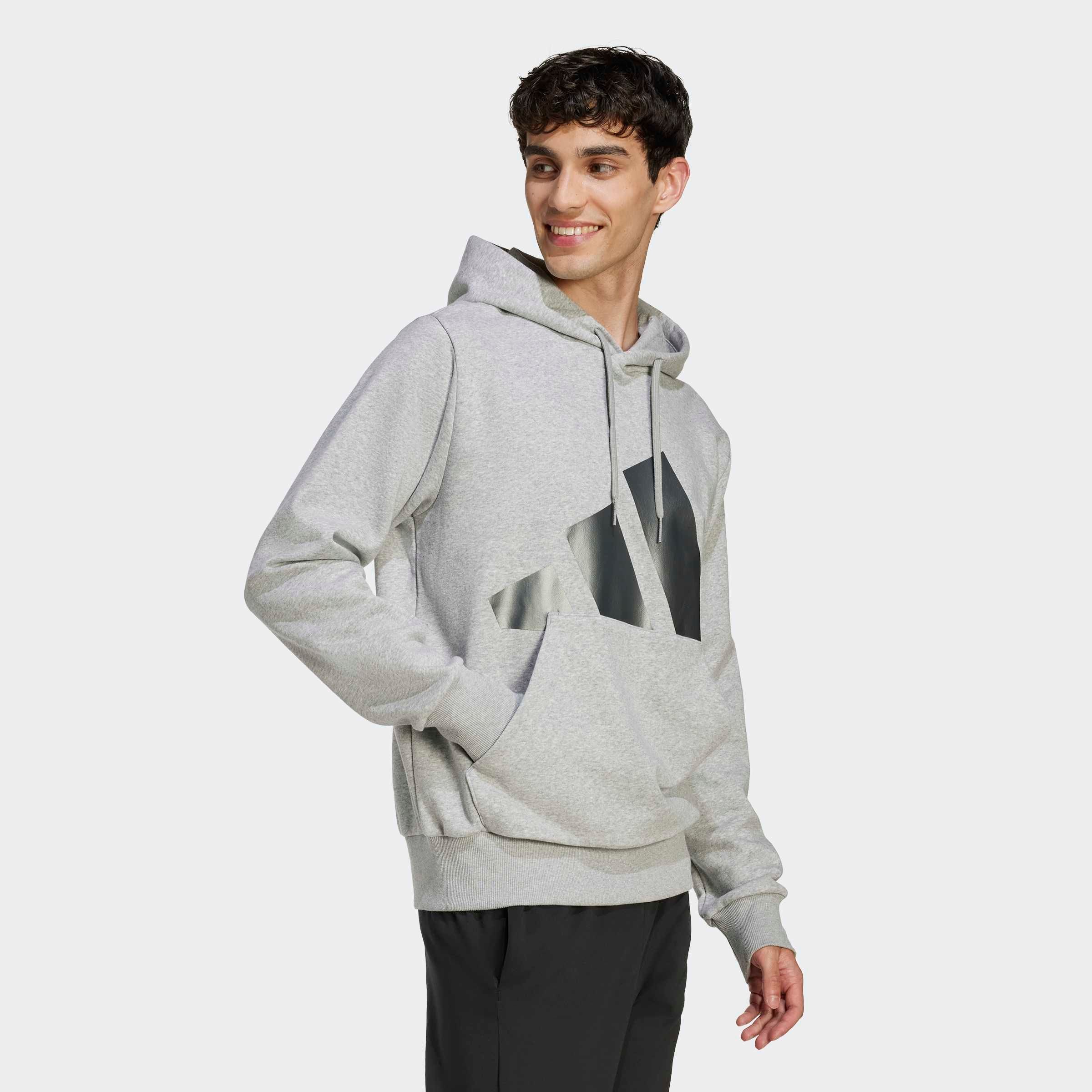 adidas Sportswear Kapuzensweatshirt »HOLIDAY 3S HOODIE«, mit großem BOS Branding, festliches Design, mit Rundhalsausschnitt
