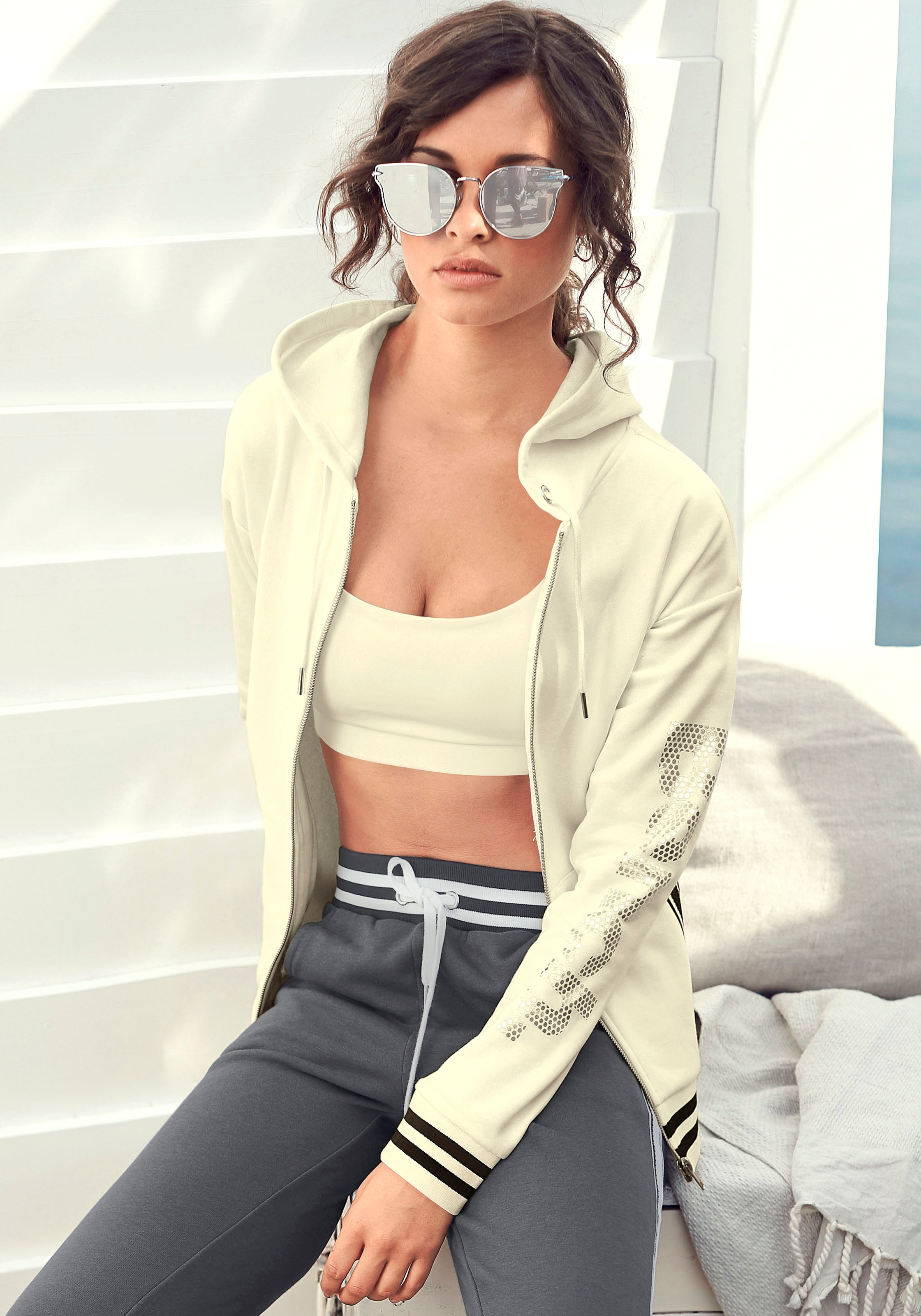 Bench. Kapuzensweatjacke, mit Logodruck in Metalloptik kaufen