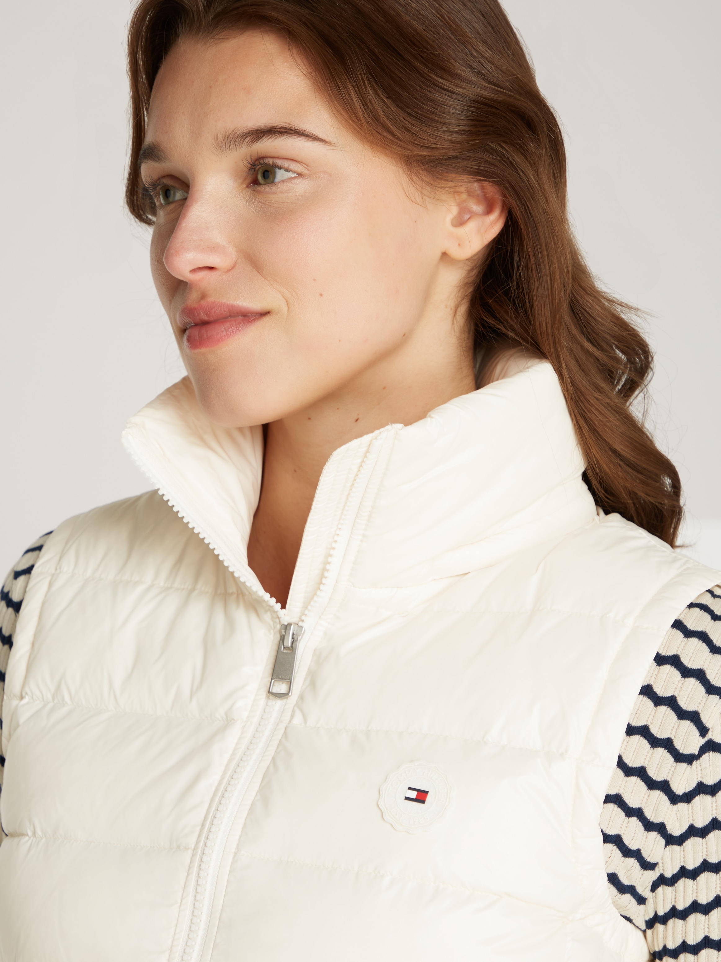 Tommy Hilfiger Steppweste »LW DOWN FEMININE GLOSS VEST«, mit leichter Wattierung