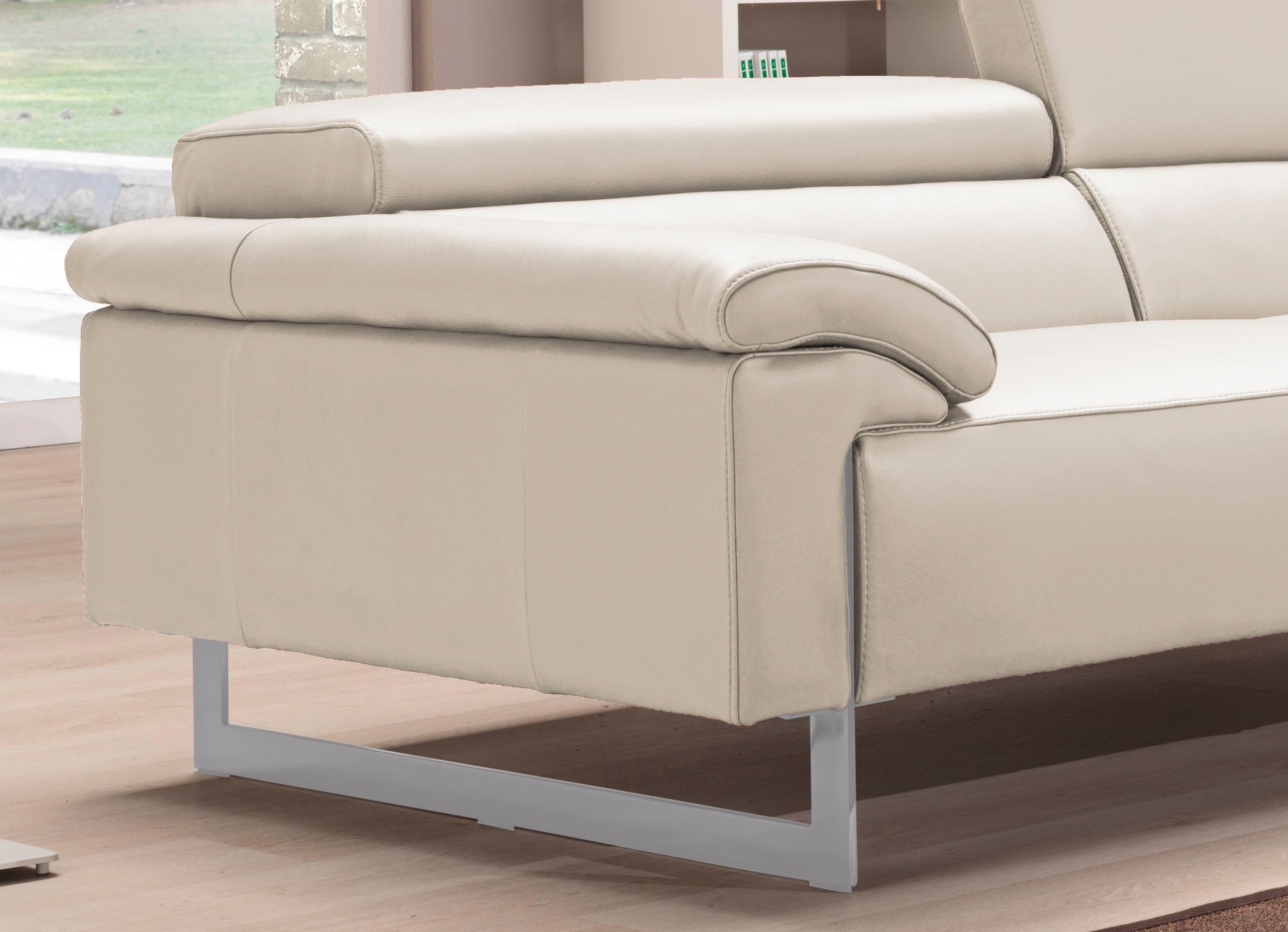 Egoitaliano 2,5-Sitzer »Malika, Designsofa mit hohem Sitzkomfort, edel und bequem«, inkl. Kopfteilverstellung und chromfarbenen Metallfüßen