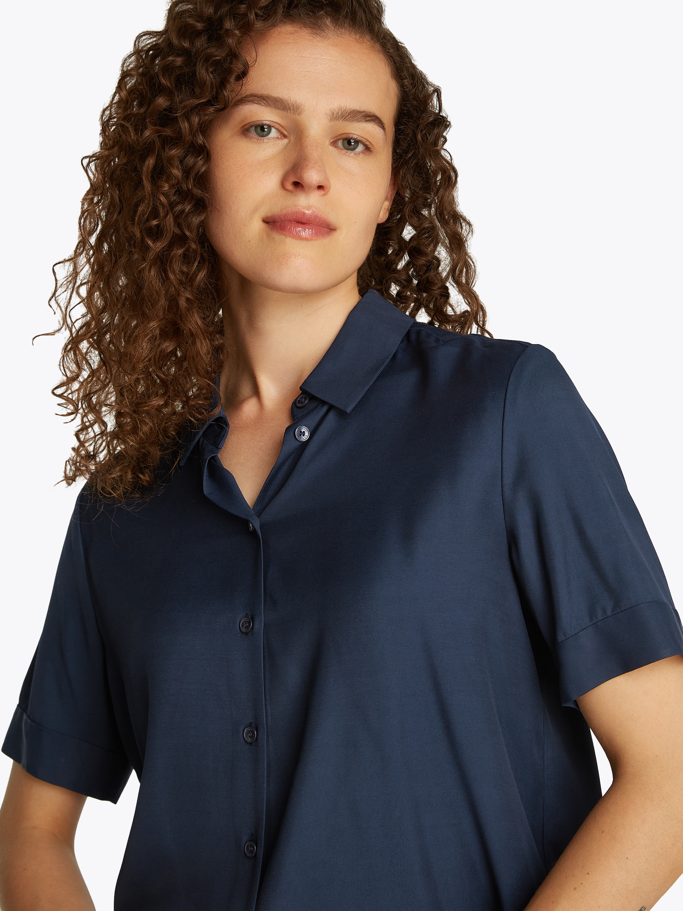 Tommy Hilfiger Kurzarmshirt »SOFT VISCOSE S/S SHIRT«, in Unifarbe, mit Metalllabel