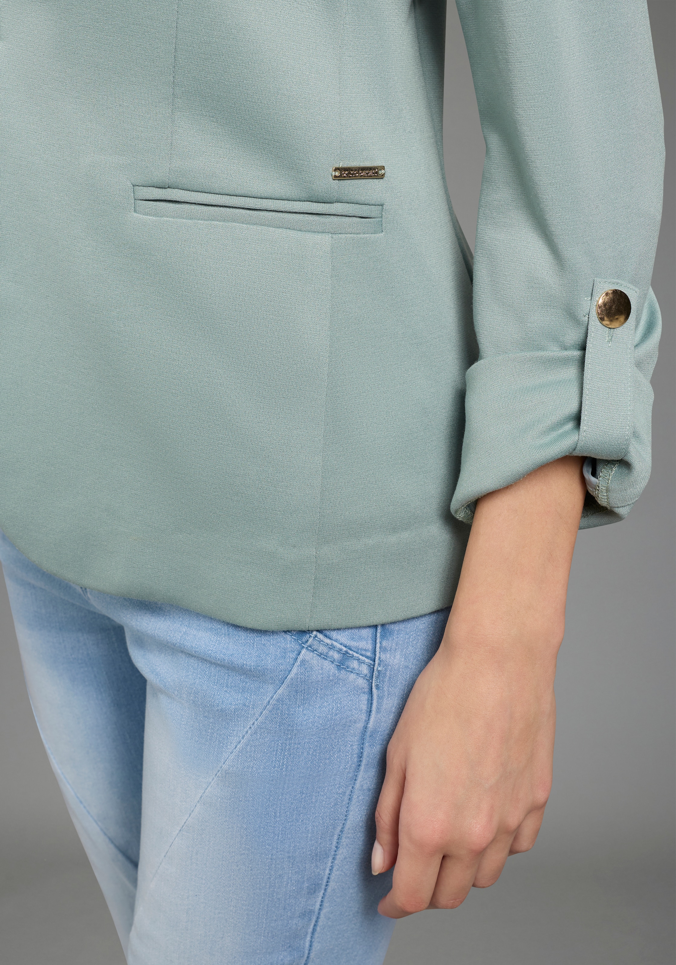 Bruno Banani Sweatblazer hüftlange Blazerform, figurbetonte Passform, mit Reverskragen