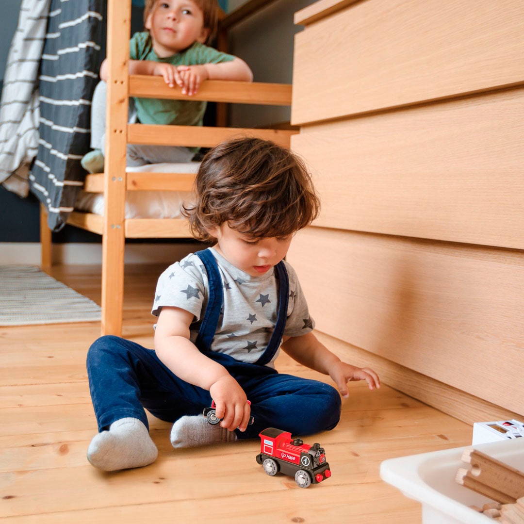 Hape Spielzeugeisenbahn-Lokomotive »Batteriebetriebene Lokomotive Nr. 1« mit Licht- und Soundeffekt