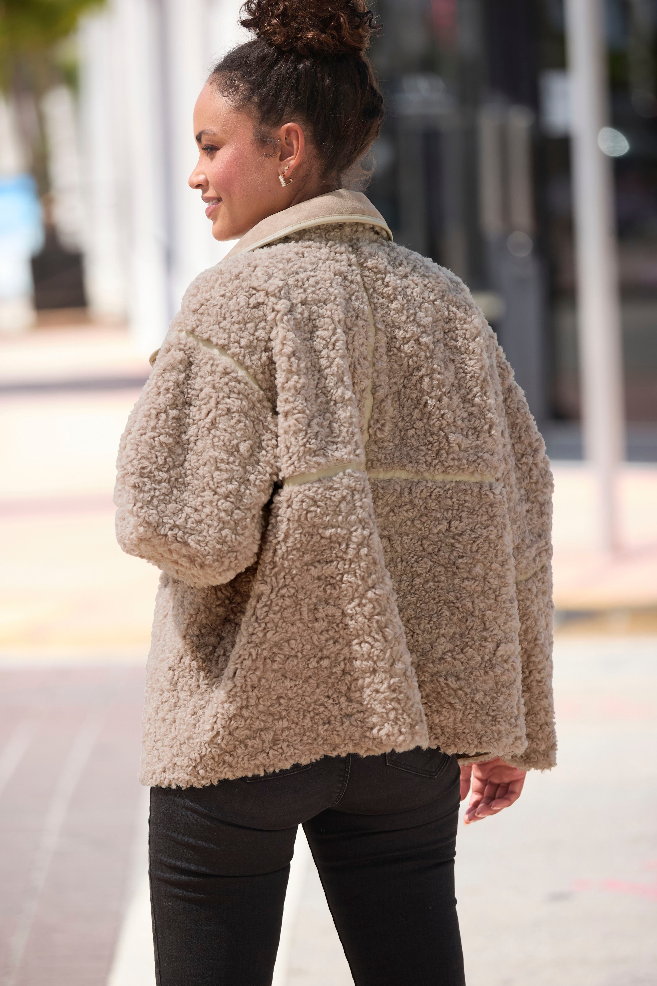 LASCANA Fellimitatjacke mit Lederimitat-Einsätzen, Sherpa-Jacke aus Teddyplüsch mit Taschen