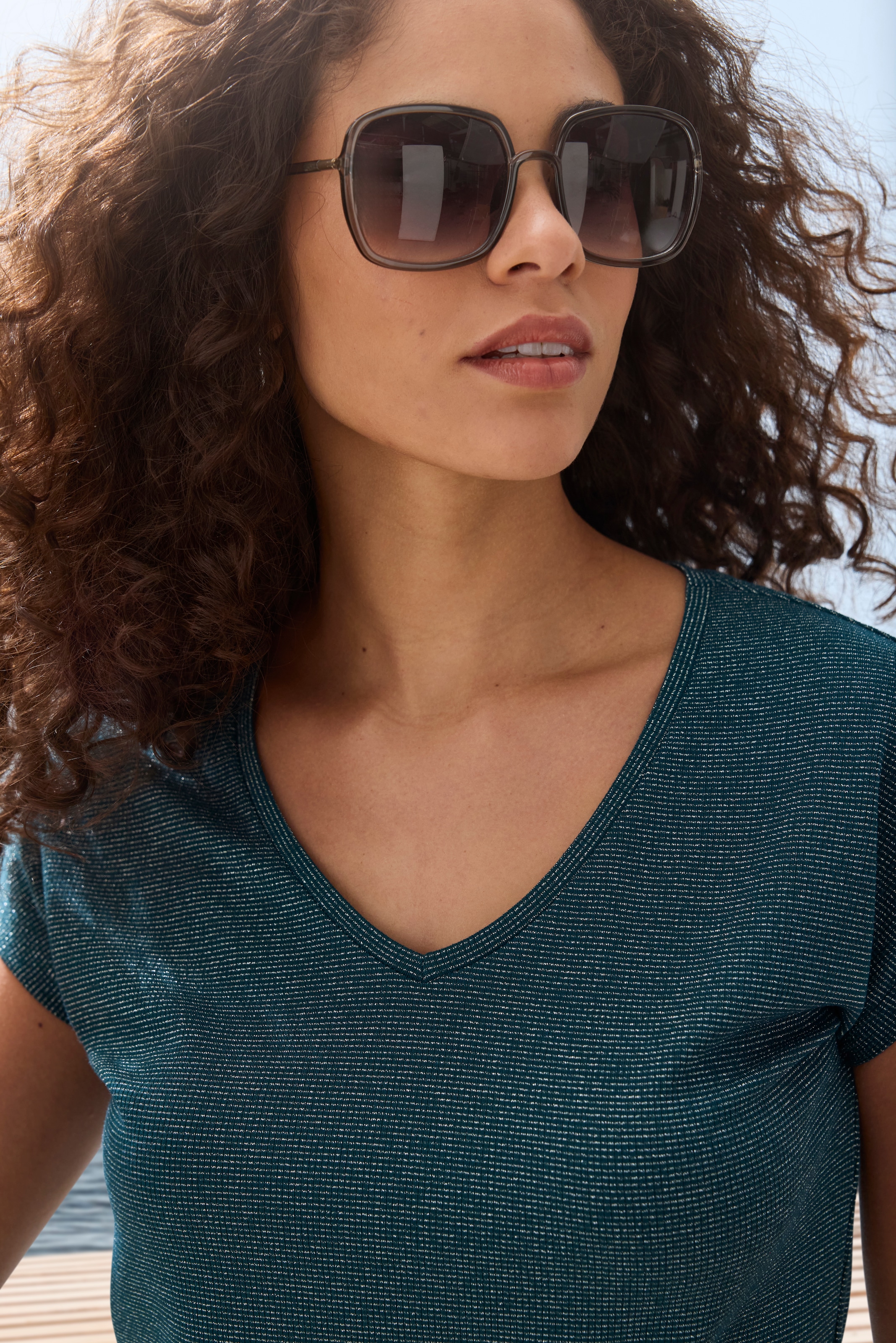 LASCANA Kurzarmshirt »mit silberfarbenem Glitzereffekt« aus pflegeleichter Qualität mit Viskose