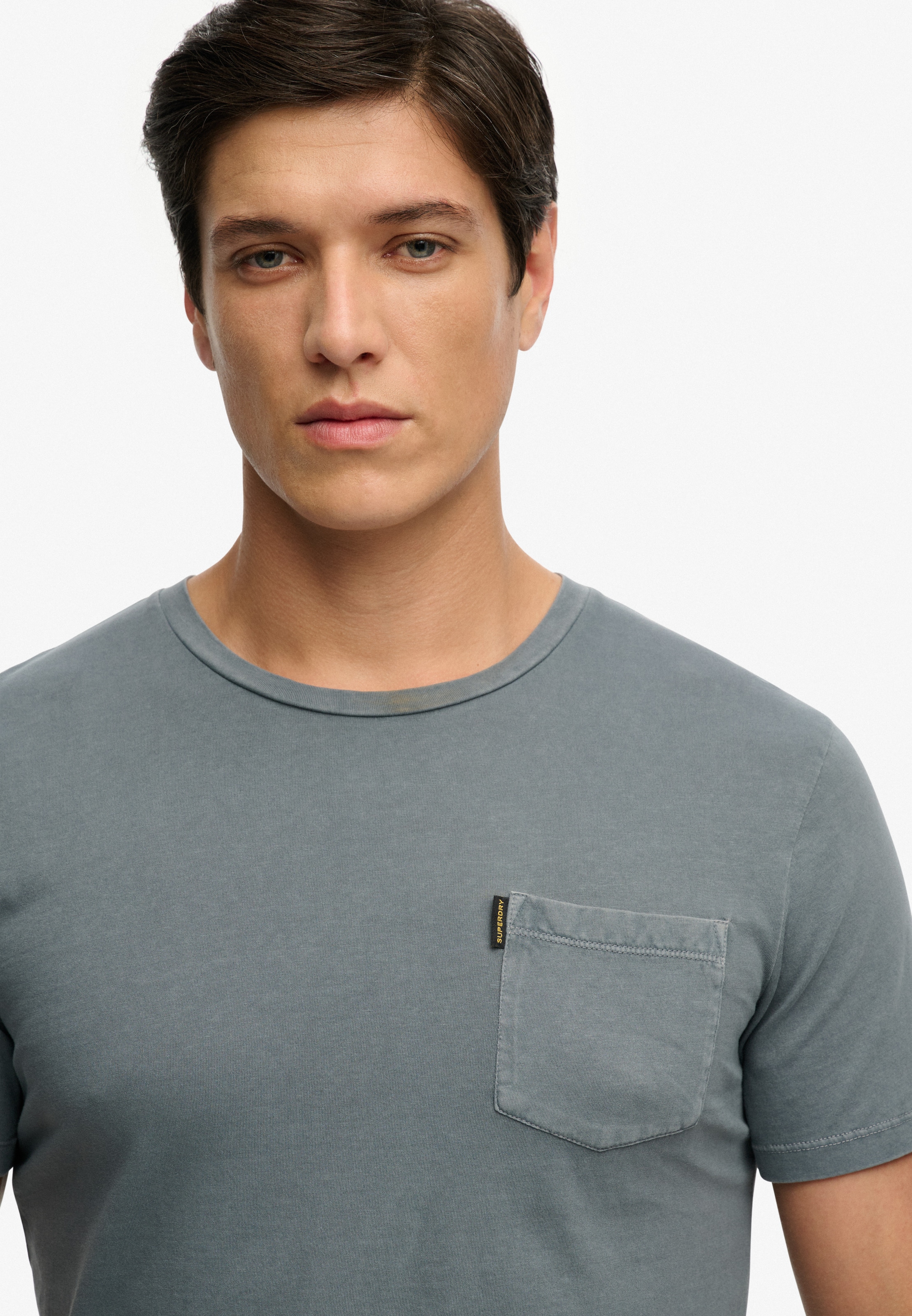 Superdry Rundhalsshirt »CLASSIC ESSENTIAL POCKET TEE« mit stylischer, aufgesetzter Brusttasche